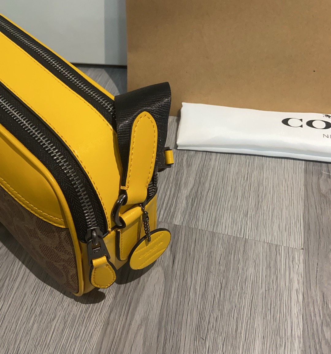 Coach Coach 最新款CAX46 Graham系列 相机包 新版老花带暗纹 最受欢迎的男士相机包 卡其新版和旧版长度一样的