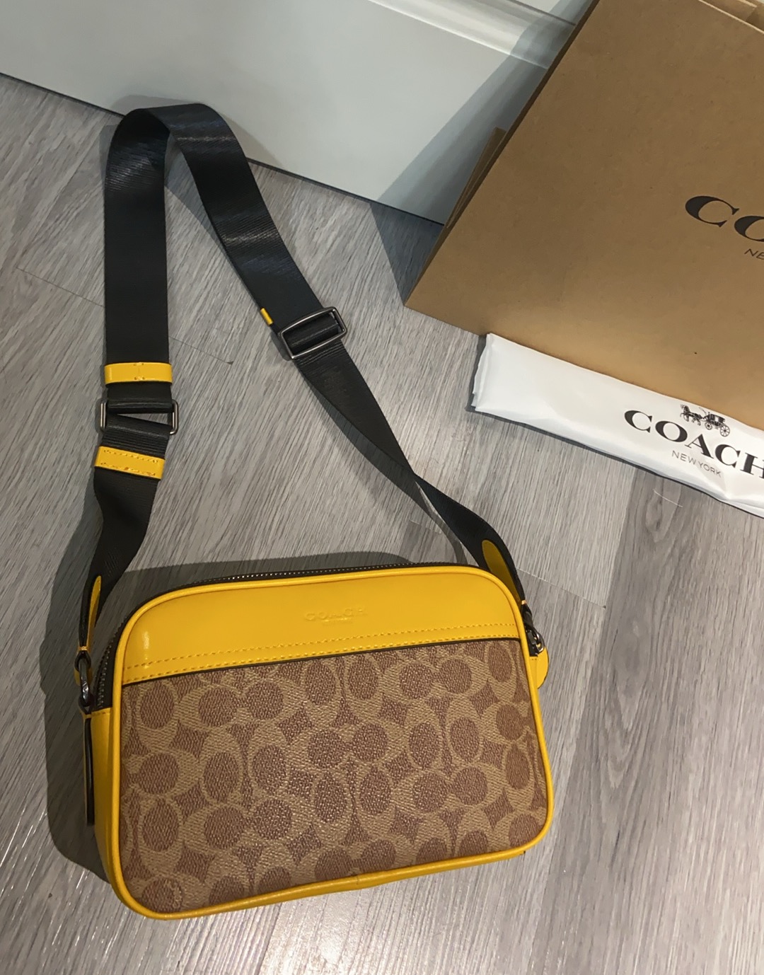 Coach Coach 最新款CAX46 Graham系列 相机包 新版老花带暗纹 最受欢迎的男士相机包 卡其新版和旧版长度一样的