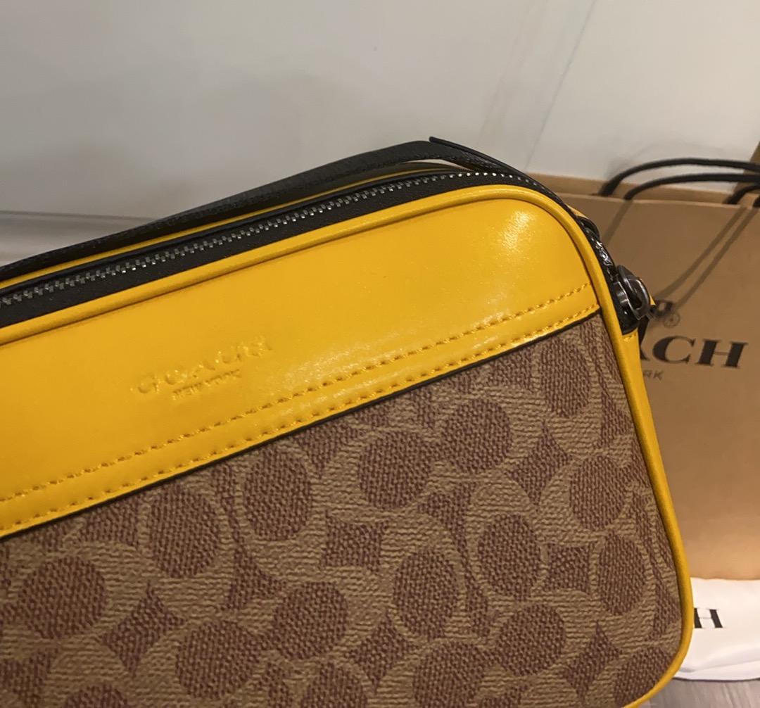 Coach Coach 最新款CAX46 Graham系列 相机包 新版老花带暗纹 最受欢迎的男士相机包 卡其新版和旧版长度一样的
