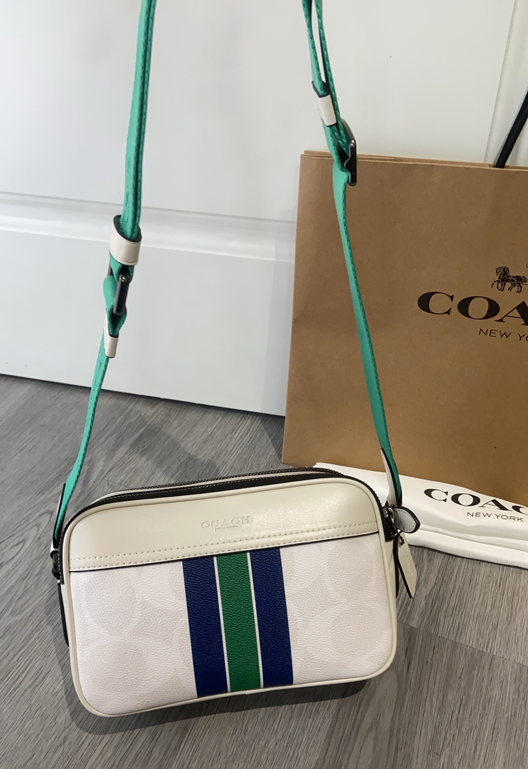 Coach Coach11月新品 C5810 CCG30 CBI86男士学院风相机包 双隔层设计 超柔软牛皮材质 非常洋气 上档次 范十足