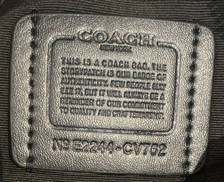 Coach CV762 Axel 二合一斜挎包 夏日小巧百搭的斜挎包来咯 ～这款延续 包型 枕头包的款式