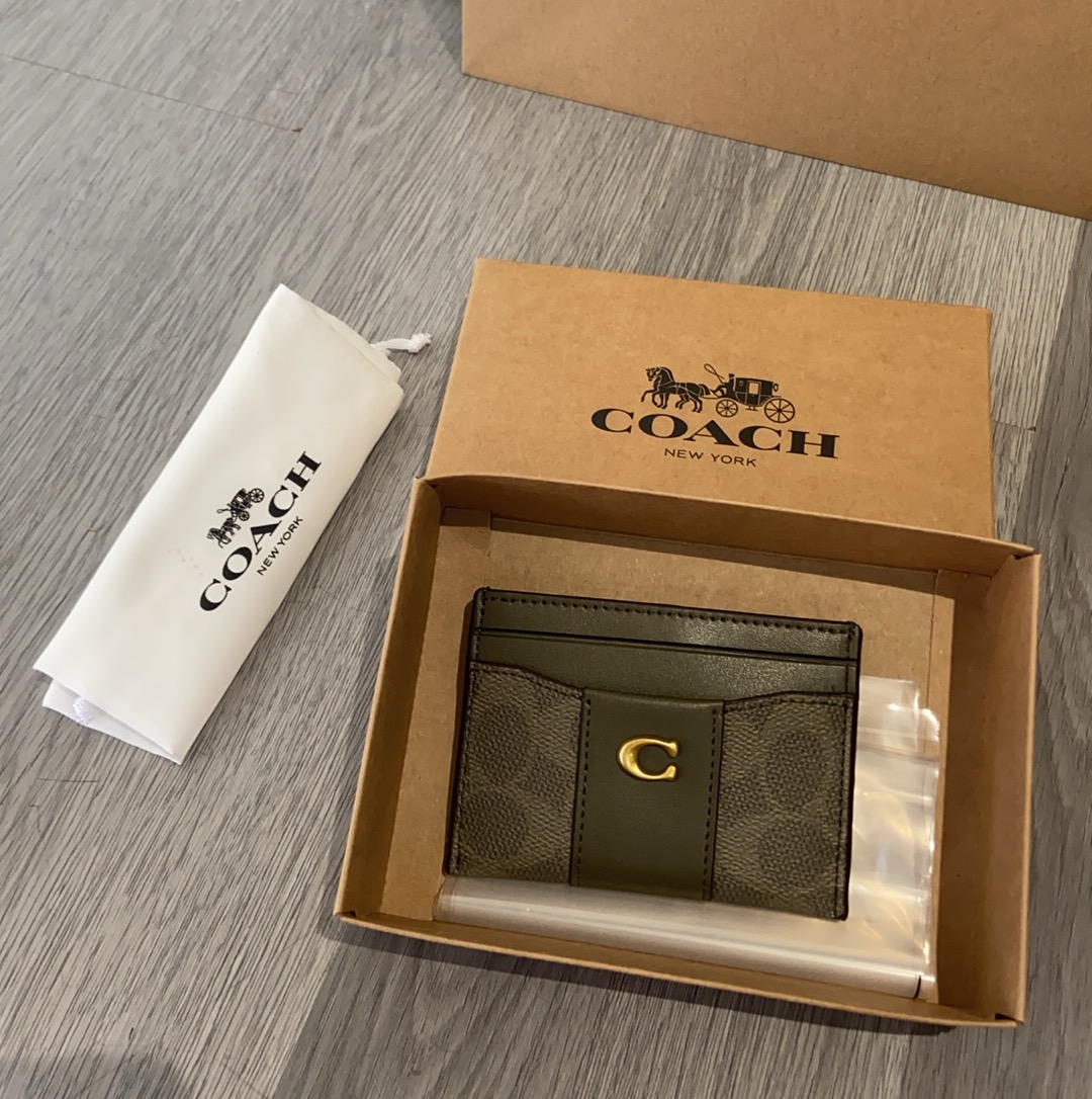 Coach 新款coach卡包cbD8也能放零钱。多功能哦。尺寸10 7左右