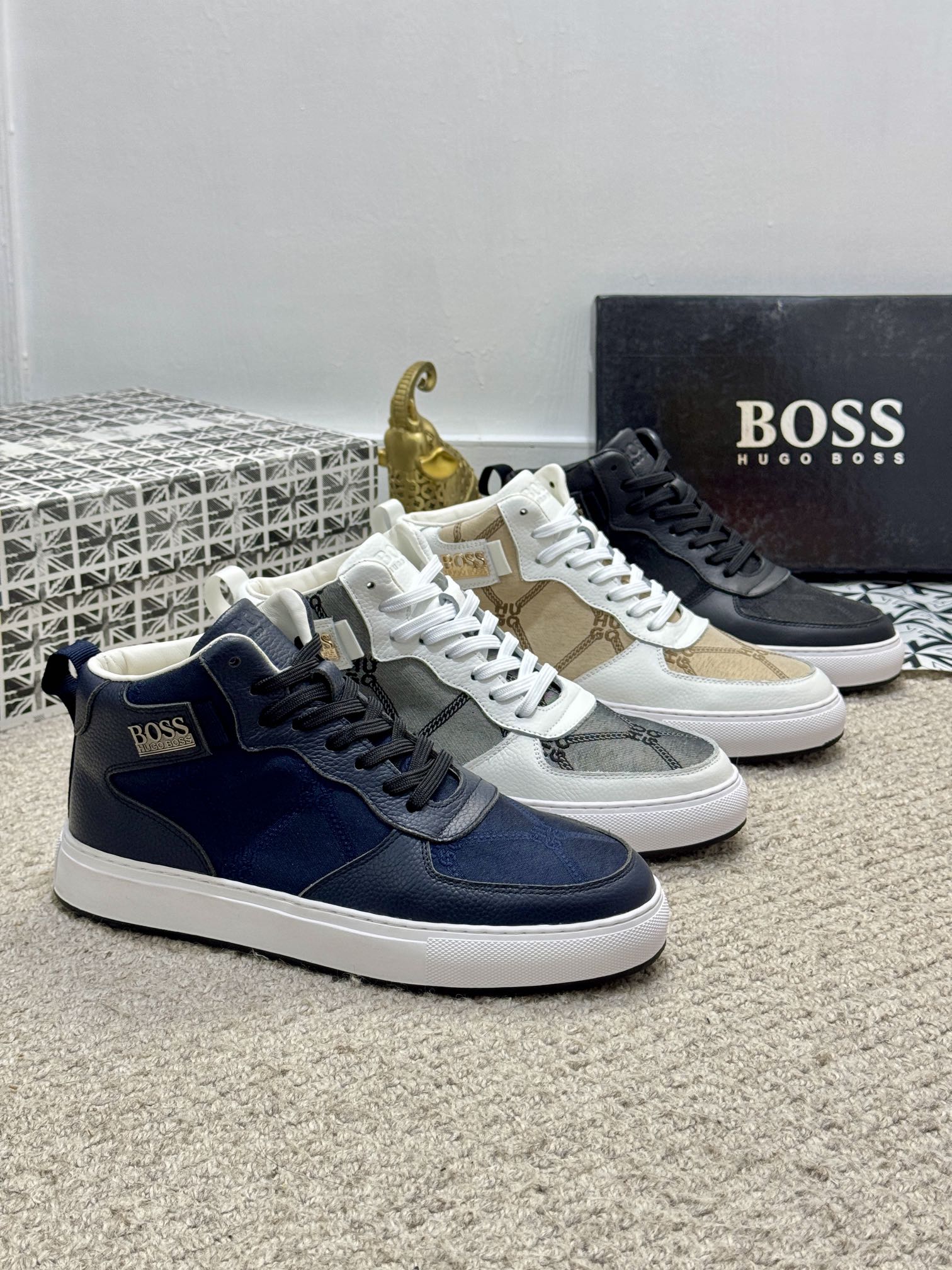 NO:555596,[Real Price] Men's Boutique - [BOSS] New high-top casual shoes, this model is the official classic model, 1:1 quality, made by famous original factory teachers, using canvas splicing cowhide and comfortable sheep lining. Perfect last shape, generous and fashionable design, multiple colors available!  !  Size38-44 (45 customized,,cowhide19860909【实价】男士精品-【BOSS】新款高帮休闲鞋本款是官方主打经典款,1:1质量,原厂名师制作,采用帆布拼接牛皮舒适羊里内里.完美楦型,大方时尚的设计,多色可选！！Size38-44（45定制,,cowhide,Men's shoes