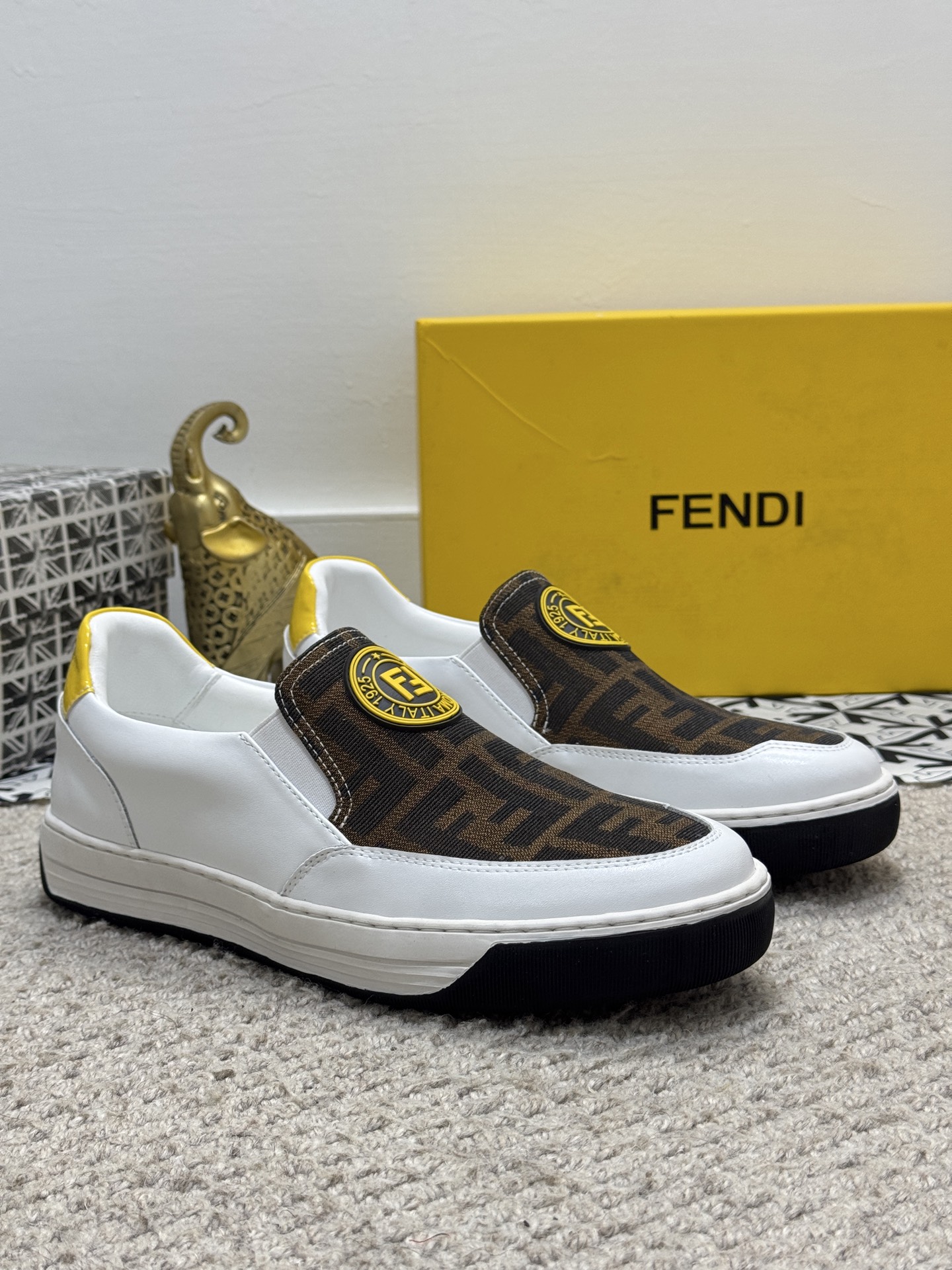 NO:272735,[Real price] Original order quality - Fendi!  Top purchasing agent, new style for men's counter, original configuration, imported cowhide splicing original fabric, original sole, original special supply of original sole, super comfortable, original order goods, high quality, three colors available, you can enter and exit the counter at will. Welcome to compare. Size38-44 