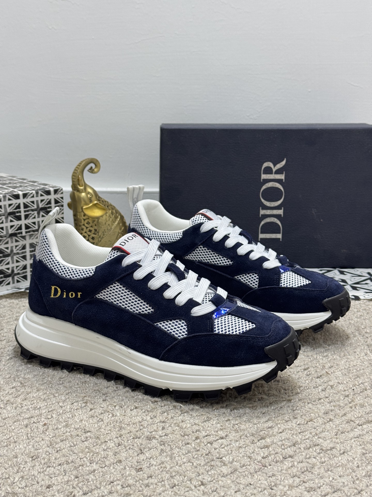 NO:274974,[Real price] Original single quality - (Dio) sports shoes The latest casual and fashionable men's shoes on the official website are simple and atmospheric, exclusive to trendy men. The unique official website's new and most brand element version original decoration, imported cowhide with classic fabric, accessories are fashionable and elegant, mesh inner lining, wear-resistant and casual sole. Size38-44 (45 customization, dior, sneakers, cowhide19860909【实价】原单品质-（迪奥）运动鞋 官网最新款休闲时尚男鞋爆款版型简洁大气 潮男专属.独有的官网新最品牌元素版原装饰,进口牛皮搭经典面料,配饰尚时又大方,网布内里,耐磨闲休大底. Size38-44（45定制,,dior,sneakers,cowhide,Men's shoes