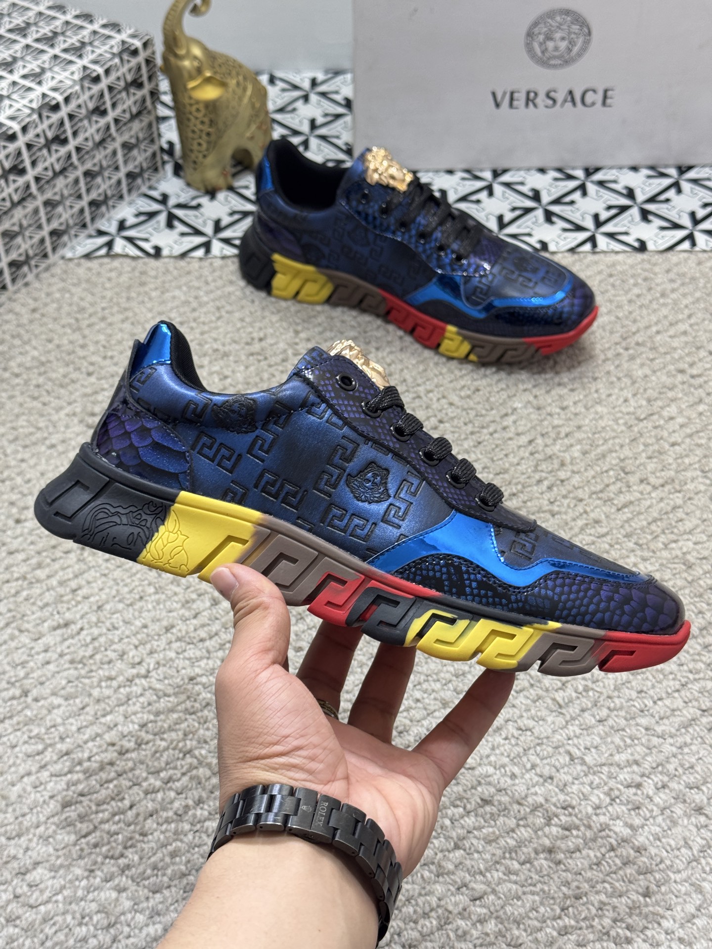 NO:274966,[Real Price] Fashion Trend - Versace [Versace] Versace's latest model is carefully crafted, igniting the audience!  The international brand is constantly innovating. This men's four-season casual shoes, with cowhide spliced ​​rubber non-slip sole, breathable and comfortable speaking with quality Size38-44 (45 customization, versace, versace, cowhide19860909【实价】时尚潮流-范思哲【Versace】范思哲最新款精心打造,引爆全场！不断创新的国际品牌 此款男士四季款休闲鞋,鞋面牛皮拼接橡胶防滑大底,透气舒适以质量说话Size38-44（45定制,,versace,versace,cowhide,Men's shoes