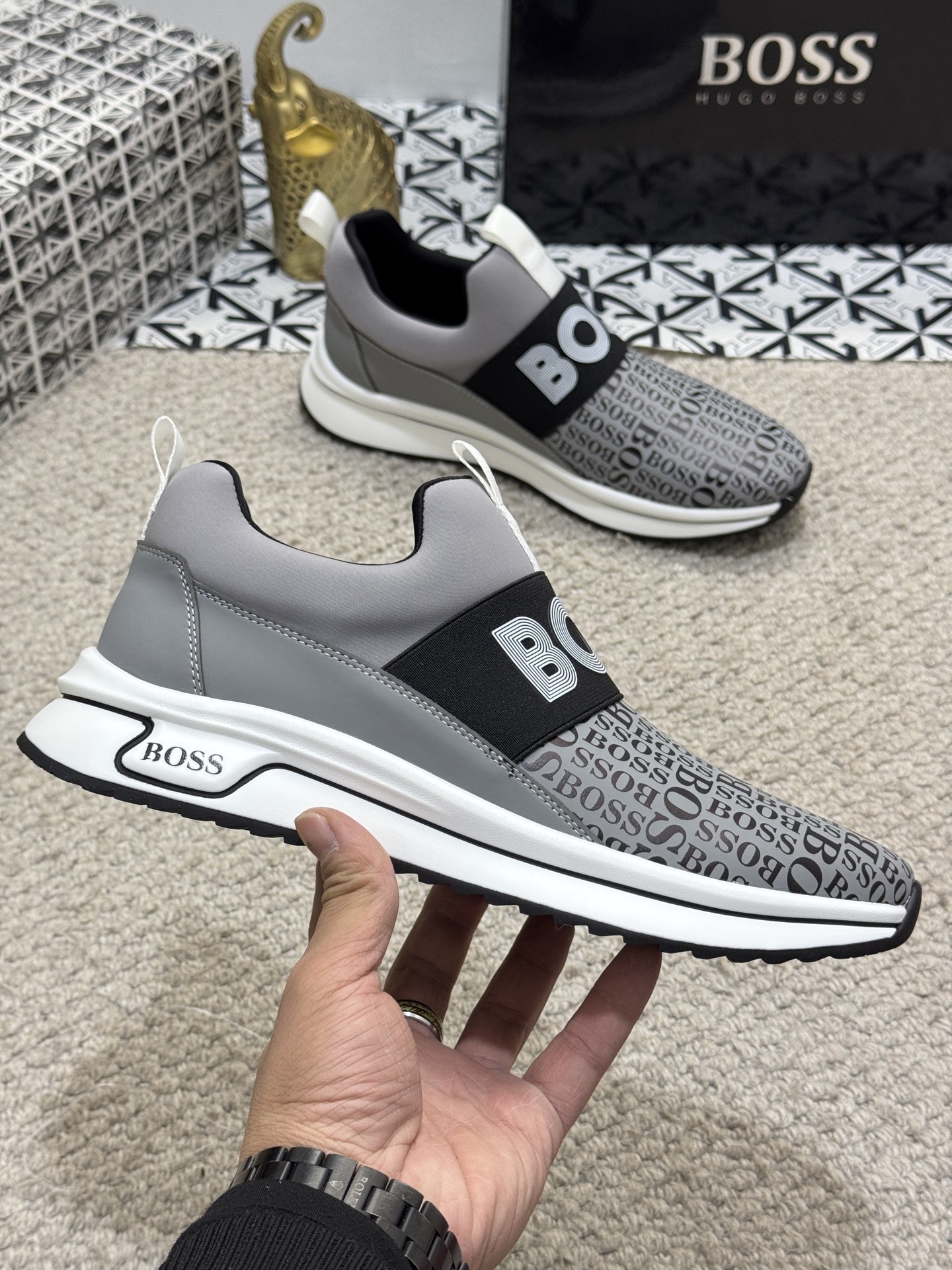 NO:275451,[Real Price] Men's Boutique - BOOS Sports Men's Shoes, this model is the official classic model, 1:1 quality, made by famous original masters, using imported fabric splicing cowhide comfortable and breathable mesh inner lining. Perfect last, generous and fashionable design, attracts the pursuit of many consumers, suitable for drivers to drive, what they want is the highest quality in the market. Size38-44 (45 customization, cowhide19860909【实价】男士精品-BOOS运动男鞋,本款是官方主打经典款,1:1质量,原厂名师制作,采用进口布料拼接牛皮舒适透气网布内里.完美楦型,大方时尚的设计,吸引了众多消费者的追捧,适合司机驾车行驶,要的就是市场最高品质.Size38-44（45定制,,cowhide,Men's shoes