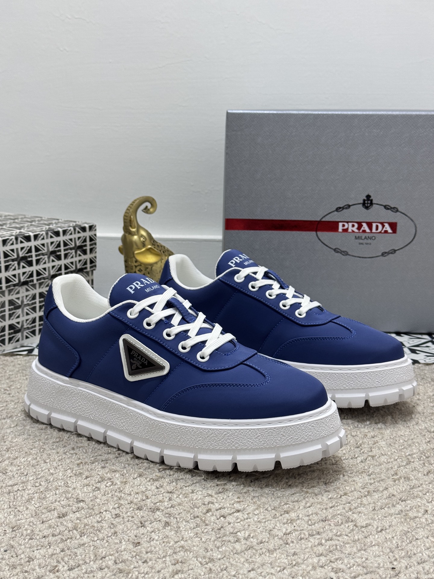 NO:277470,[Real Price] High-end Quality-Prada P Home High-quality Original Products!  Men's thick-soled lace-up casual shoes, the shoe body is made of nylon and cowhide splicing design, cowhide foot pads in the net~ The sneaker design is simple and fashionable, and decorated with exquisite details. The hardware brand micro-label on the side of the shoe is simple and generous to create a gentleman's casual urban style. The elastic TPU rubber vacuum sole is lightweight and soft, and the foot feels very comfortable. The most fashionable and versatile item!  Size38-44 (45 custom made, prada, sneakers, cowhide19860909【实价】高端品质-普拉达P家 高品质原单精品！男士厚底系带休闲鞋,鞋身选用尼龙搭配牛皮拼接设计,网里牛皮垫脚~运动鞋设计简洁时尚,并饰以精致的细节,鞋身侧五金品牌微标,简洁大方打造绅士休闲城市风格,弹力TPU橡胶抽真空大底,轻质柔软,脚感非常舒适,最时尚百搭单品！ Size38-44（45定做,,prada,sneakers,cowhide,Men's shoes