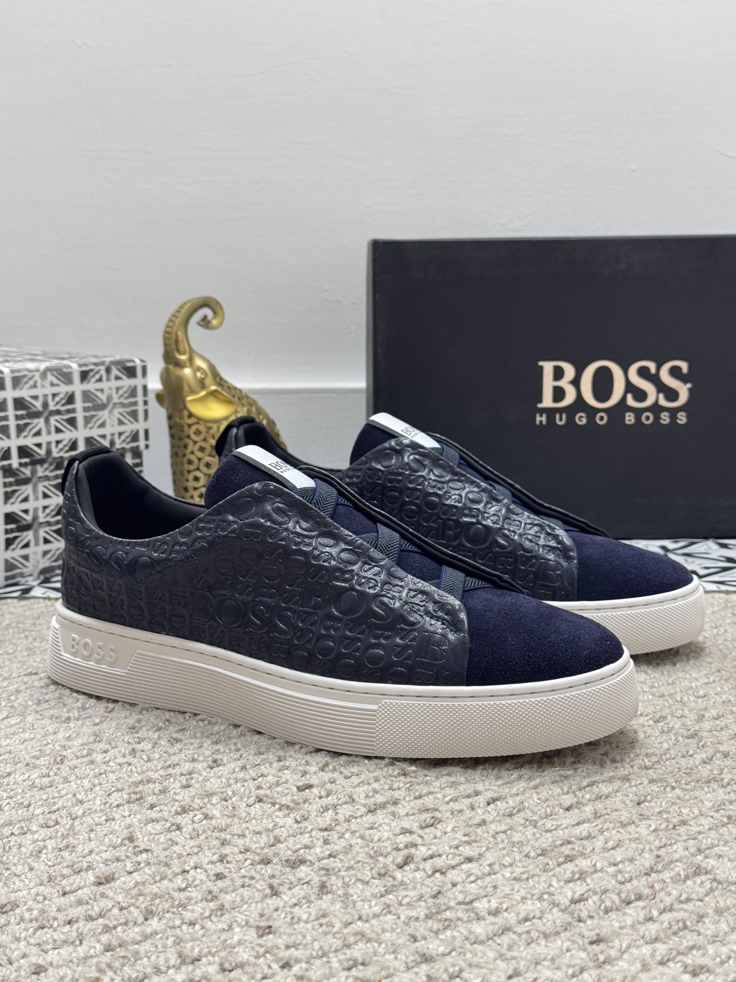 NO:277480,[Real Price] Men's Boutique [BOSS] Casual men's shoes, with classic one-step design, become the never-ending fashion darling, and the classic casual style. It uses cowhide embossed, and the inner sheep brand special sole, rubber wear-resistant ultra-light sole, lightweight, the overall design is harmonious and unified without lacking personality. You deserve it!  Size38-44 (45 customization, cowhide19860909【实价】男士精品【BOSS】休闲男鞋,以经典的一脚蹬设计成为永不落幕的时尚宠儿,经典的休闲造型.采用牛皮压纹,内里羊里品牌专用大底,橡胶耐磨超轻大底,轻便,整体设计和谐统一又不缺乏个性 你值得拥有！Size38-44（45定制,,cowhide,Men's shoes