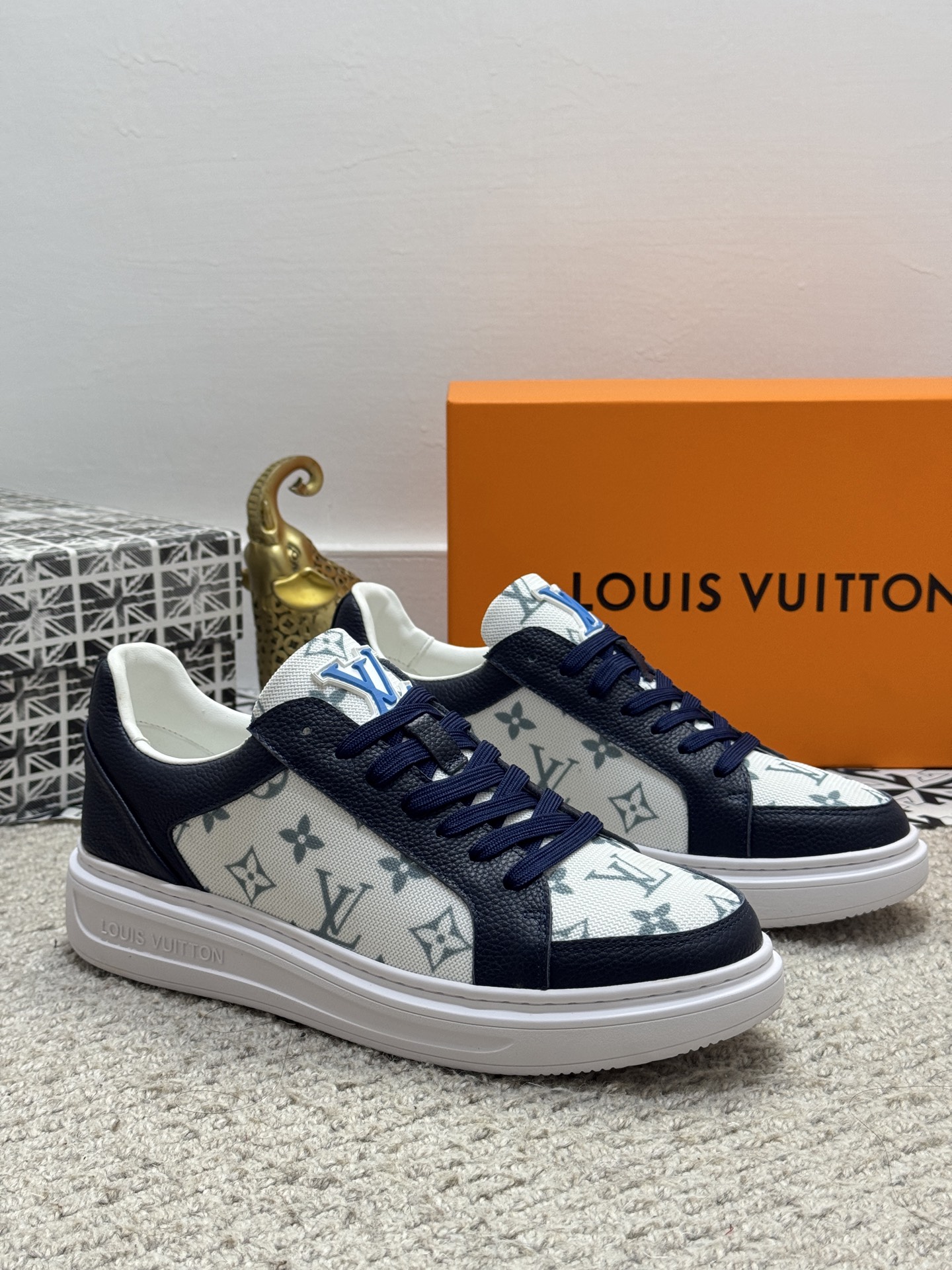 NO:279604,[Real price] Top quality - new Louis Vuitton ~ the latest ss sports shoes (return rate is overwhelming) Genuine development and purchasing level quality This model is spliced ​​with cowhide and old-fashioned mesh sheepskin inner lining, fashionable and versatile. The toe last is straight and full, the sole LV original mold is opened and enters and exits the counter at will. The foot is light and comfortable. Size: 38-44 (45 customization,, louis vuitton, louis vuitton, cowhide, sheepskin19860909【实价】顶级精品-新款路易威登~最新款ss运动板鞋（ 回头率爆棚） 正版开发代购级别品质此款由牛皮拼接老花网布羊皮内里,时尚百搭 鞋头楦型挺而饱满,鞋底LV原厂开模随意进出专柜 上脚轻便、舒适Size:38-44（45定制,,louis vuitton,louis vuitton,cowhide,sheepskin,Men's shoes