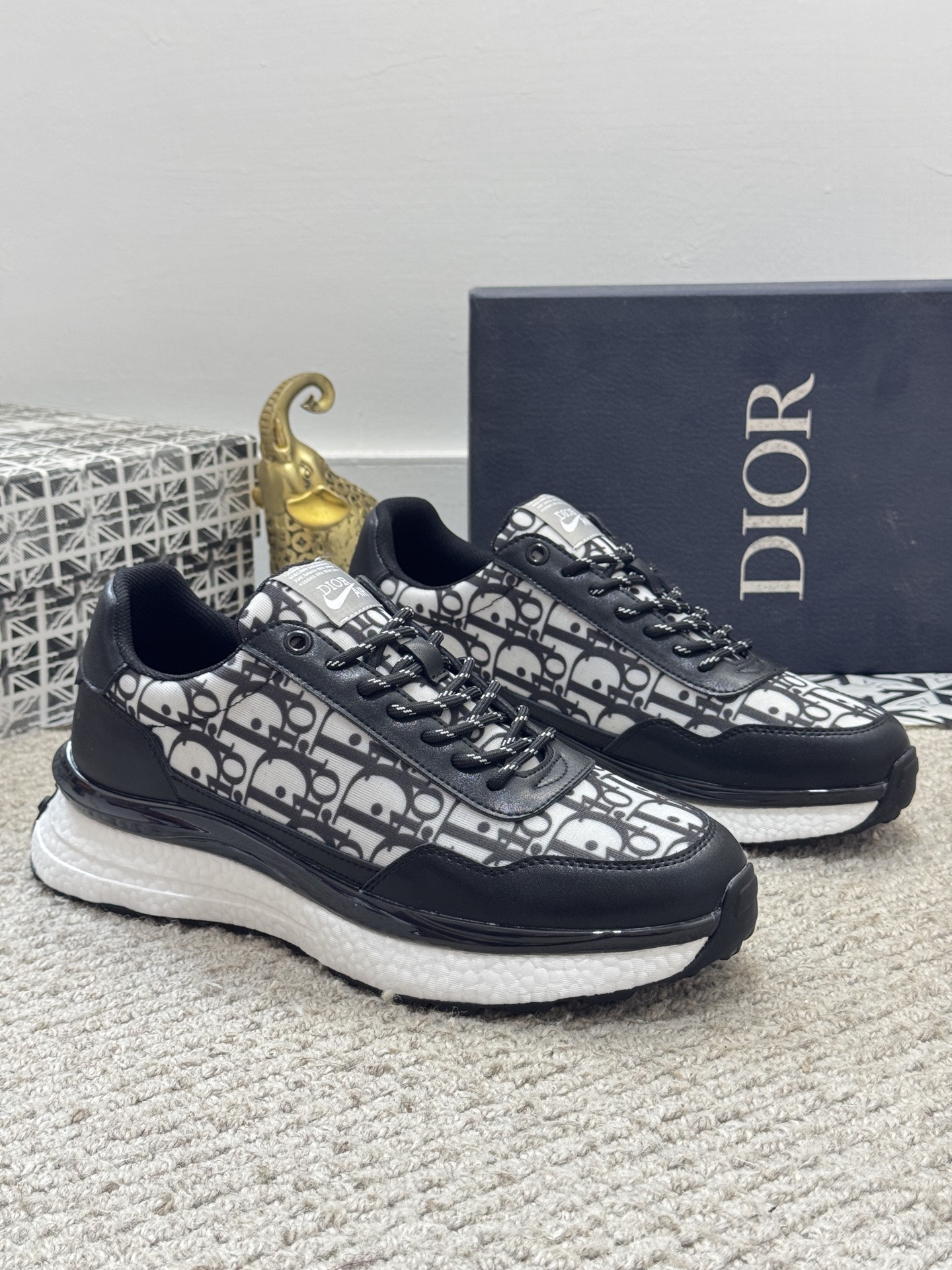 NO:280958,[Real price] Original single quality - Dior) Sports shoes latest casual and fashionable men's shoes popular style is simple and atmospheric, exclusive to trendy men. The unique official website new and most brand element version original decoration, imported cowhide splicing and classic fabric, accessories are fashionable and generous, foaming TPU wear-resistant and height-enhancing large sole, light and comfortable. Size38-44 (45 customization, dior, sneakers, cowhide19860909【实价】原单品质-迪奥）运动鞋最新款休闲时尚男鞋爆款版型简洁大气 潮男专属.独有的官网新最品牌元素版原装饰,进口牛皮拼接搭经典面料,配饰尚时又大方,发泡TPU耐磨增高大底,轻便舒适.Size38-44（45定制,,dior,sneakers,cowhide,Men's shoes