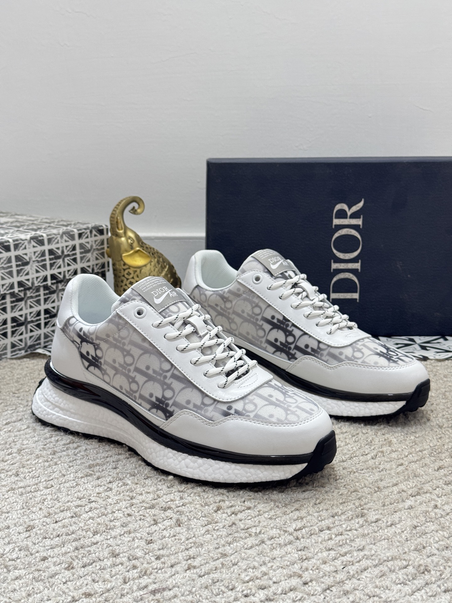 NO:280963,[Real price] Original single quality - Dior) Sports shoes latest casual and fashionable men's shoes popular style is simple and atmospheric, exclusive to trendy men. The unique official website new and most brand element version original decoration, imported cowhide splicing and classic fabric, accessories are fashionable and generous, foamed TPU wear-resistant ** sole, light and comfortable. Size38-44 (45 customization, dior, sneakers, cowhide19860909【实价】原单品质-迪奥）运动鞋最新款休闲时尚男鞋爆款版型简洁大气 潮男专属.独有的官网新最品牌元素版原装饰,进口牛皮拼接搭经典面料,配饰尚时又大方,发泡TPU耐磨**大底,轻便舒适.Size38-44（45定制,,dior,sneakers,cowhide,Men's shoes