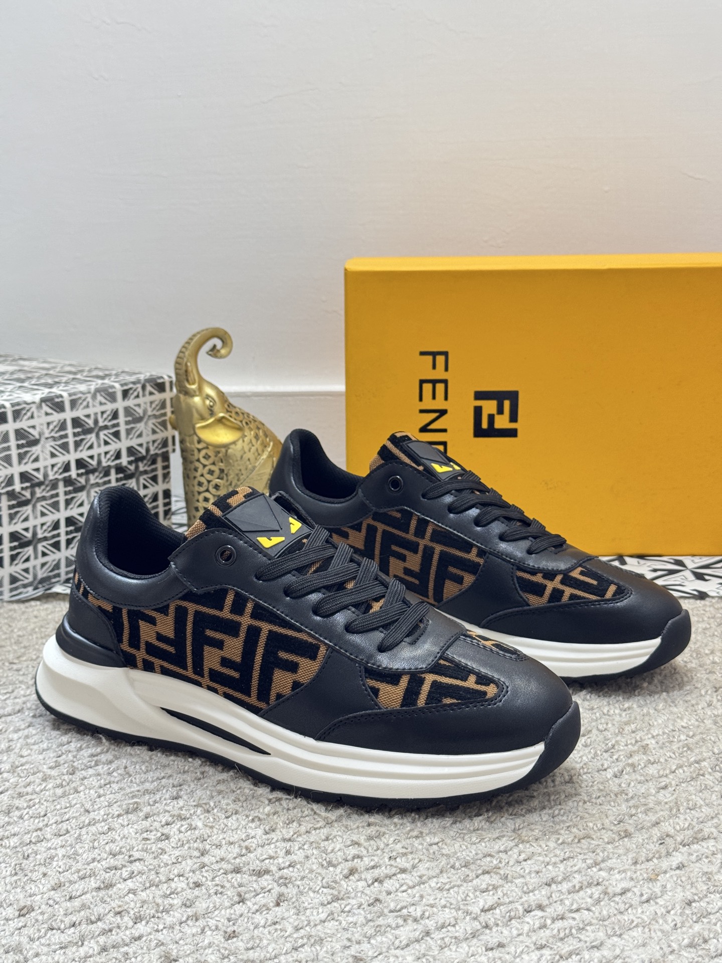 NO:280972,[Real price] Original order quality - Fendi top purchasing agent, new men's counter model, original configuration, Italian imported cowhide splicing, mesh lining, inner height, original sole, original special original sole, super comfortable, original order goods, high quality, two colors available, you can enter and exit the counter at will. Welcome to compare. Size38-44 