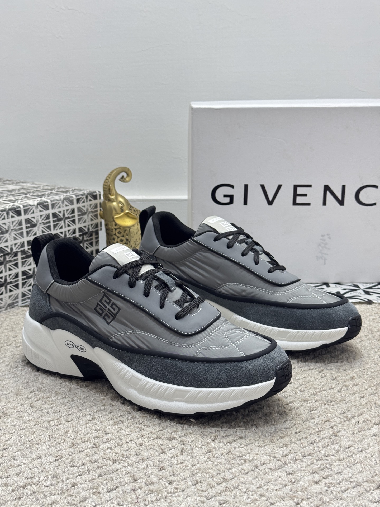 NO:280982,[Real price] G I V E N C H Y Givenchy new style, counter synchronization, everyone has a pair, not to be missed, buy the counter version, completely 1:1, custom-made top version, original display provides comparison, let the big goods be different from the original (real objects and pictures to witness 1 fabric original cowhide, matched with down cloth 2 inner lining original net with cowhide inner lining, dry and comfortable 3 soles genuine exclusive private mold soles, welcome to place an order for comparison. Size38-44 (45 customization, given, down jacket, cowhide19860909【实价】G I V E N C H Y 纪梵希新款 专柜同步 人手一双 不容错过 专柜买版 完全1:1 开模定制顶级版本 原版展示提供对比 让大货做到和原版0区别（实物和图片来见证1面料原版牛皮 搭配羽绒布2内里原版网配牛皮内里 干爽 舒适3鞋底正品独家私模大底 ,欢迎下单对比.Size38-44（45定做,,givenchy,down jacket,cowhide,Men's shoes