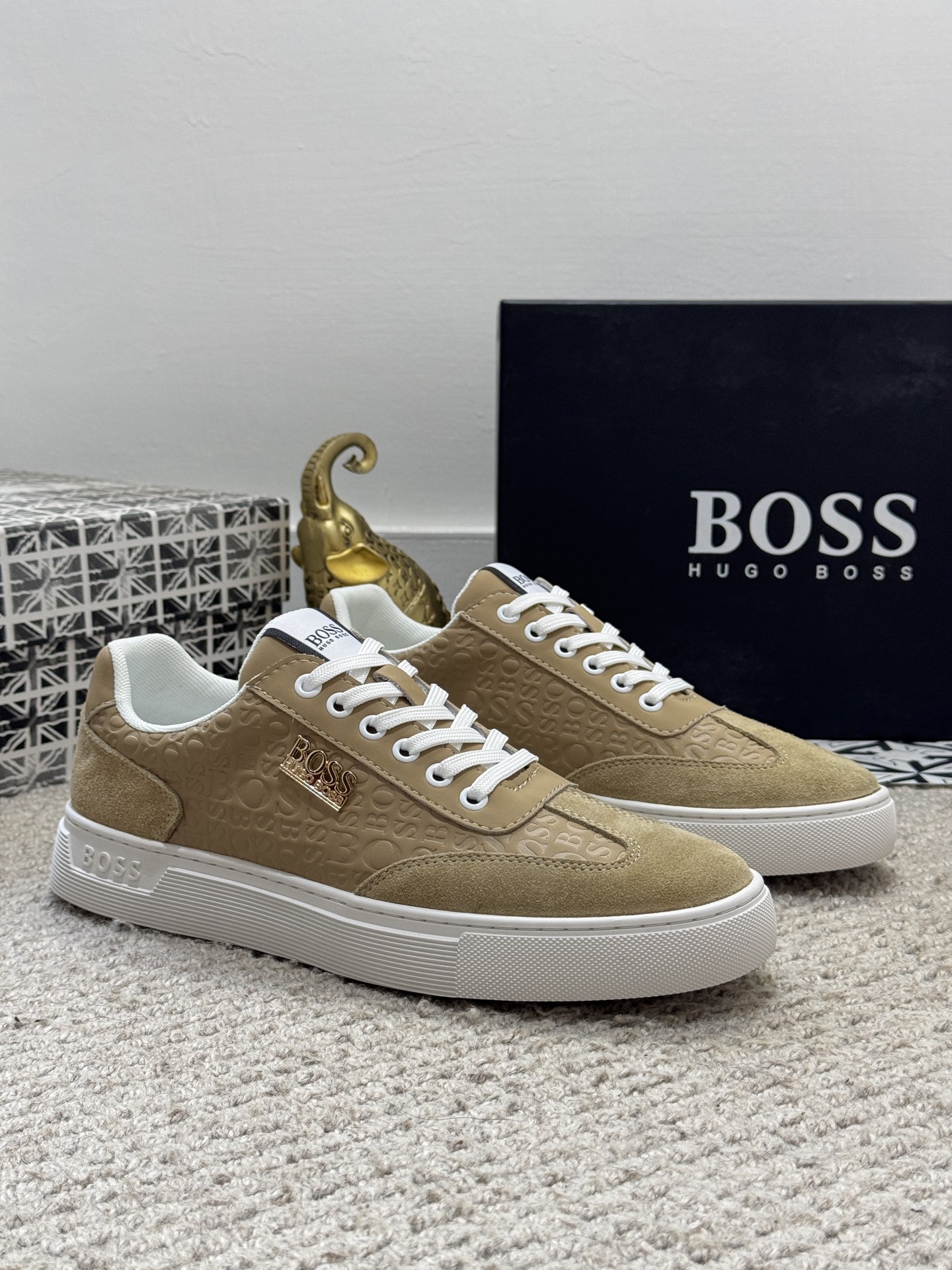 NO:347713,[Real Price] Men's Boutique [BOSS] Sports men's shoes have become the ever-ending fashion darling with classic designs, and a classic casual style. They use cowhide pressure splicing, special outsole for inner mesh fabric brand, rubber wear-resistant ultra-light outsole, lightweight, the overall design is harmonious and unified without lacking personality. You deserve it!  Size38-44 (45 customization, cowhide19860909【实价】男士精品【BOSS】运动男鞋,以经典的设计成为永不落幕的时尚宠儿,经典的休闲造型.采用牛皮压拼接,内里网布品牌专用大底,橡胶耐磨超轻大底,轻便,整体设计和谐统一又不缺乏个性 你值得拥有！Size38-44（45定制,,cowhide,Men's shoes