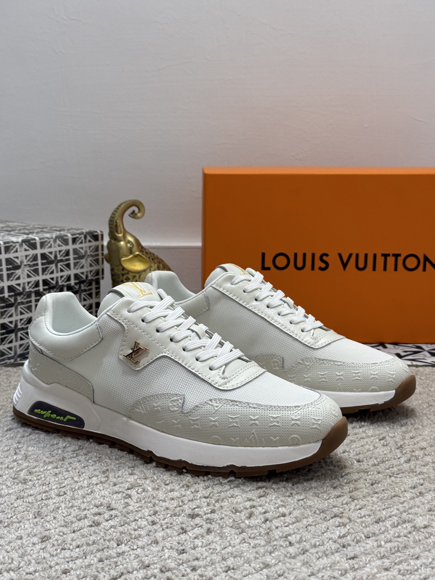 NO:347735,[Real Price] [Louis Vuitton] New Men's Casual Series for Counter!  The global limited edition upper is made of cowhide and matched with the original rubber sole of the mesh inner lining, which is lighter and non-slip. It is fashionable and trendy, versatile and popular, simple and tasteless!  Exudes a fashionable and casual atmosphere, fashion is right under your feet, full of confidence!  2 colors available. Size38-44 (45 customization, louis vuitton, cowhide19860909【实价】【路易威登】专柜新款男士休闲系列！全球限量款鞋面采用牛皮拼接,搭配网布内里原版橡胶大底,更轻便,防滑.时尚主打潮流,百搭爆款,简单不失品味！散发时尚休闲气息,时尚就在脚下,自信满满！2色可选. Size38-44（ 45定制,,louis vuitton,cowhide,Men's shoes