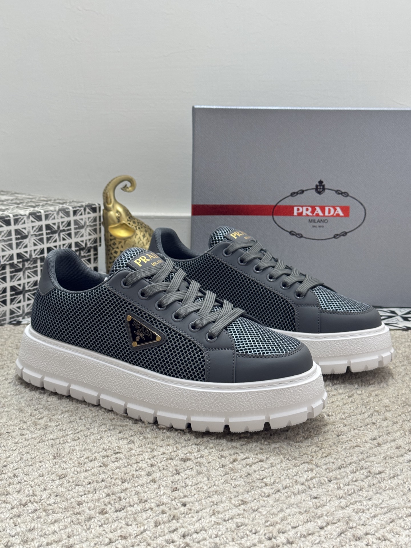 NO:349777,【Real Price】High-end quality/Prada P home high-quality original boutique!  Men's thick-soled lace-up casual shoes, the shoe body is made of cowhide mesh splicing design, cowhide foot pads in the mesh~ The sneakers are designed with simple and fashionable design, and are decorated with exquisite details. The side of the shoe is decorated with hardware micro-marks, which is simple and generous to create a gentleman's casual urban style. The elastic TPU rubber vacuum sole is lightweight and soft, and the foot feels very comfortable. It is the most fashionable and versatile item!  Size38-44 (45 custom made, prada, sneakers, cowhide19860909【实价】高端品质/普拉达P家 高品质原单精品！男士厚底系带休闲鞋,鞋身选用牛皮网布拼接设计,网里牛皮垫脚~运动鞋设计简洁时尚,并饰以精致的细节,鞋身侧饰五金微标,简洁大方打造绅士休闲城市风格,弹力TPU橡胶抽真空大底,轻质柔软,脚感非常舒适,最时尚百搭单品！Size38-44（45定做,,prada,sneakers,cowhide,Men's shoes