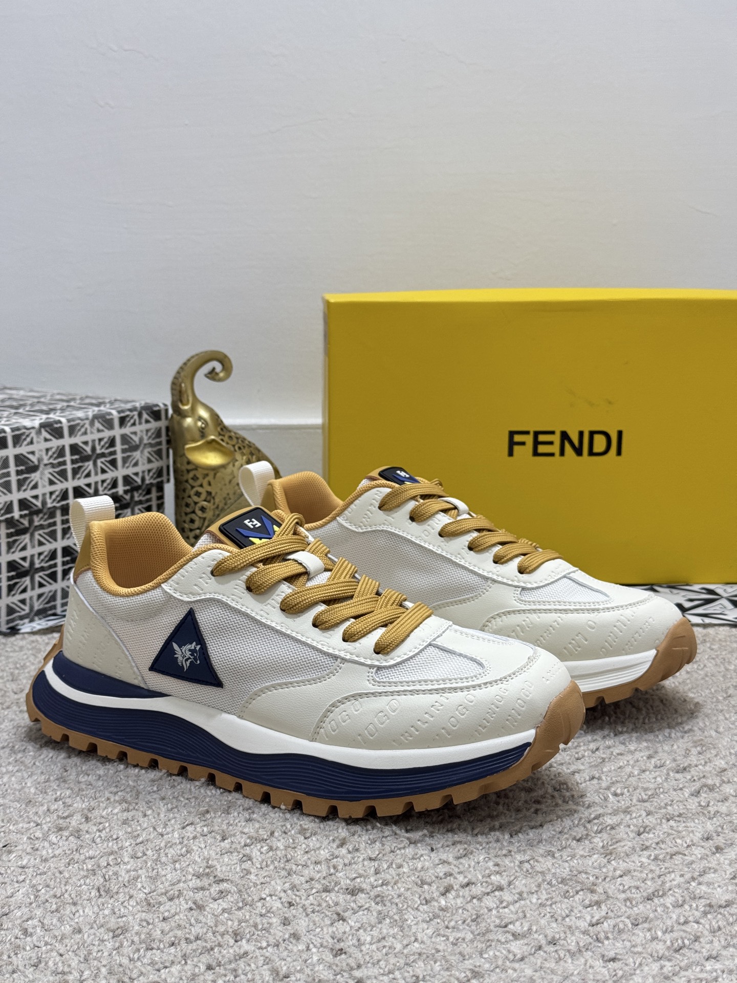 NO:349826,[Real price] Original order quality - Fendi top purchasing agent, new men's counter model, original configuration, Italian imported cowhide splicing, mesh lining, inner **, original sole, original special original sole, super comfortable, original order goods, high quality, two colors available, you can enter and exit the counter at will. Welcome to compare. Size38-44 
