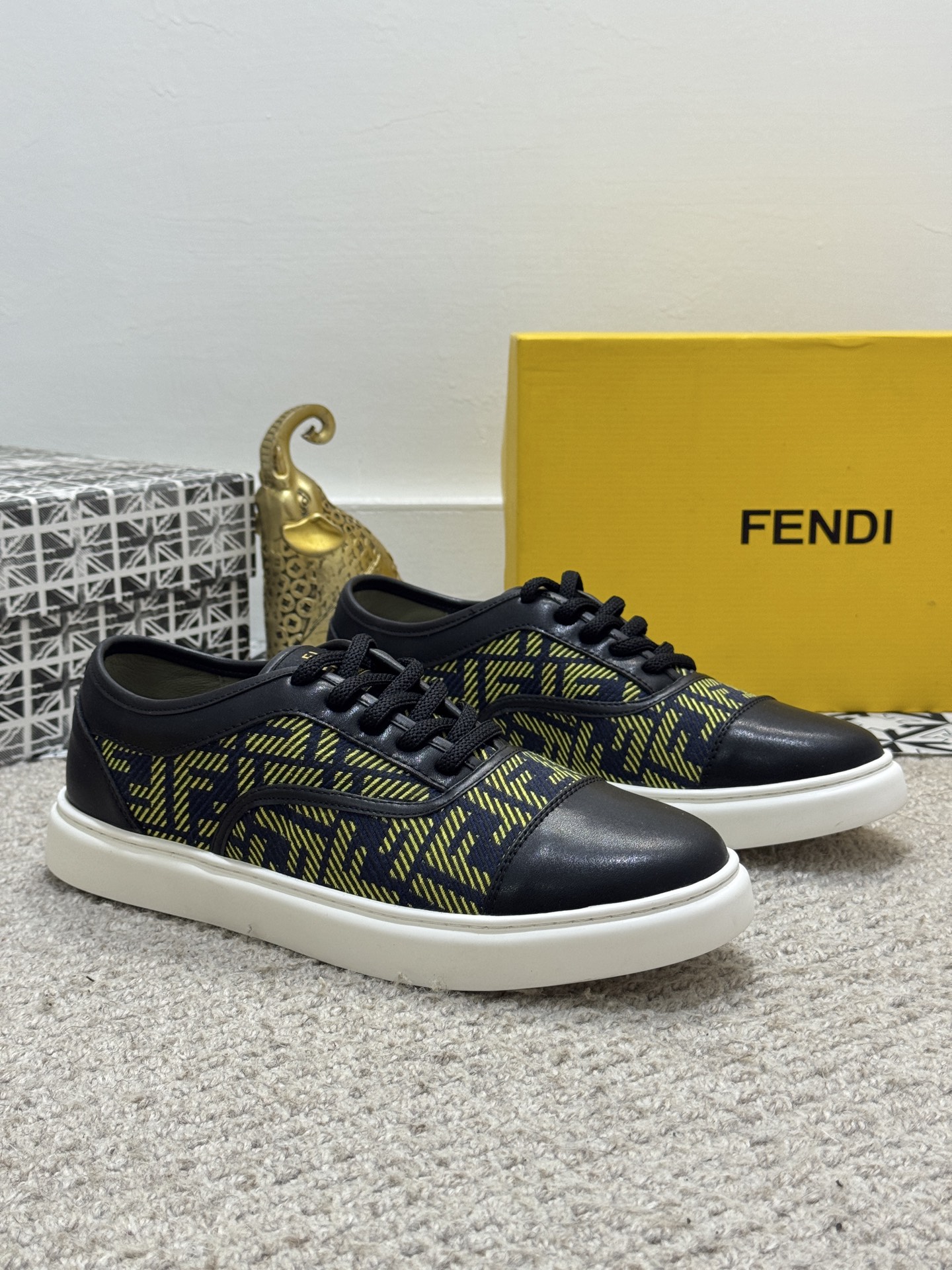 NO:350493,【Actual price】Original order quality!  Fendi Chri hit [New Model] Top Purchase Men's HK Counter is available simultaneously. The original sole is specially supplied with original sole, the exclusive movable molding sole is super comfortable, the original order goods are made, the high-quality multi-color splicing design is exquisite and delicate, unique, the details of the sheep determine the quality, we only make shoes with our hearts, and you can enter and exit the counter at will. Welcome to compare Size38-44 (45 customization, fendi19860909【实价】原单品质！芬迪Chri爆款【新款】顶级代购男士HK专柜同步发售.鞋底原厂特供原版底,独家活动成型底超级舒适,原厂跟单货,高品质多色拼接设计做工精致细腻,独一无二, 羊里细节决定品质、我们只为用心做好鞋,可随意进出专柜,欢迎对比 Size38-44（45定制,,fendi,Men's shoes