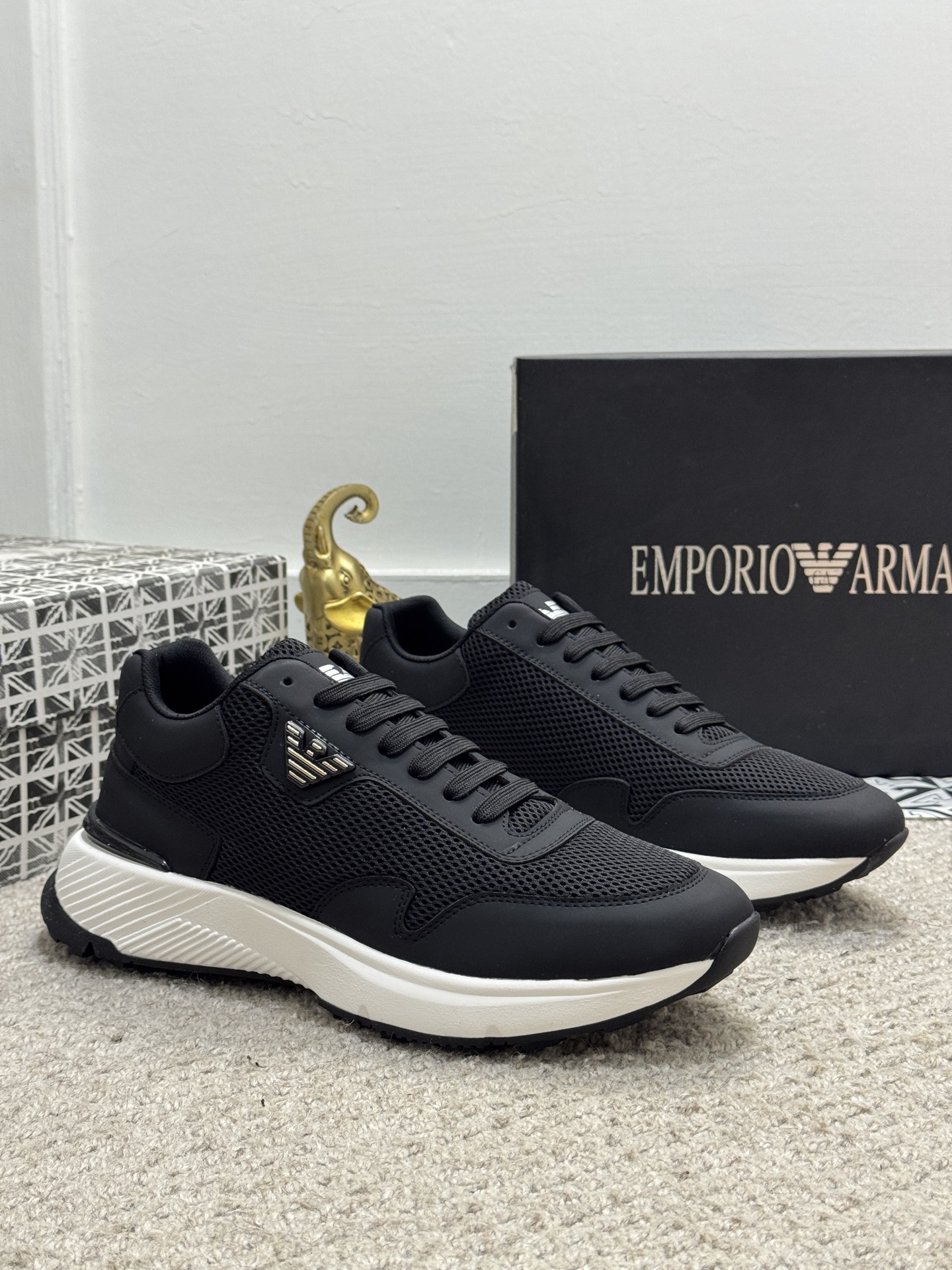 NO:353300,[Real Price] Armani Sports Men's Shoes, this model is the official classic model, 1:1 quality, made by famous original masters, and uses cowhide comfortable and breathable mesh lining. Perfect last and generous and fashionable design have attracted the pursuit of many consumers. It is suitable for drivers to drive, and what you want is the highest quality in the market. Size38-44 (45 customization, armani, cowhide19860909【实价】阿玛尼运动男鞋,本款是官方主打经典款,1:1质量,原厂名师制作,采用牛皮舒适透气网布内里.完美楦型,大方时尚的设计,吸引了众多消费者的追捧,适合司机驾车行驶,要的就是市场最高品质.Size38-44（45定制,,armani,cowhide,Men's shoes