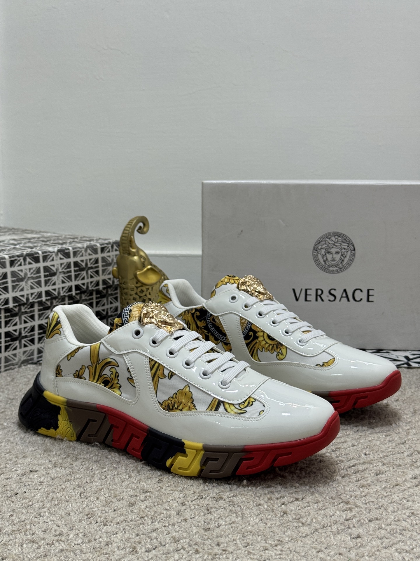 NO:354008,[Real Price] Fashion Trend - Versace [Versace] Versace's latest model is carefully crafted, igniting the audience!  The international brand is constantly innovating. This men's four-season casual shoes, with cowhide spliced ​​rubber non-slip sole, breathable and comfortable speaking with quality. Size38-44 (45 customization, versace, versace, cowhide19860909【实价】时尚潮流-范思哲【Versace】范思哲最新款精心打造,引爆全场！不断创新的国际品牌 此款男士四季款休闲鞋,鞋面牛皮拼接橡胶防滑大底,透气舒适以质量说话 Size38-44（45定制,,versace,versace,cowhide,Men's shoes
