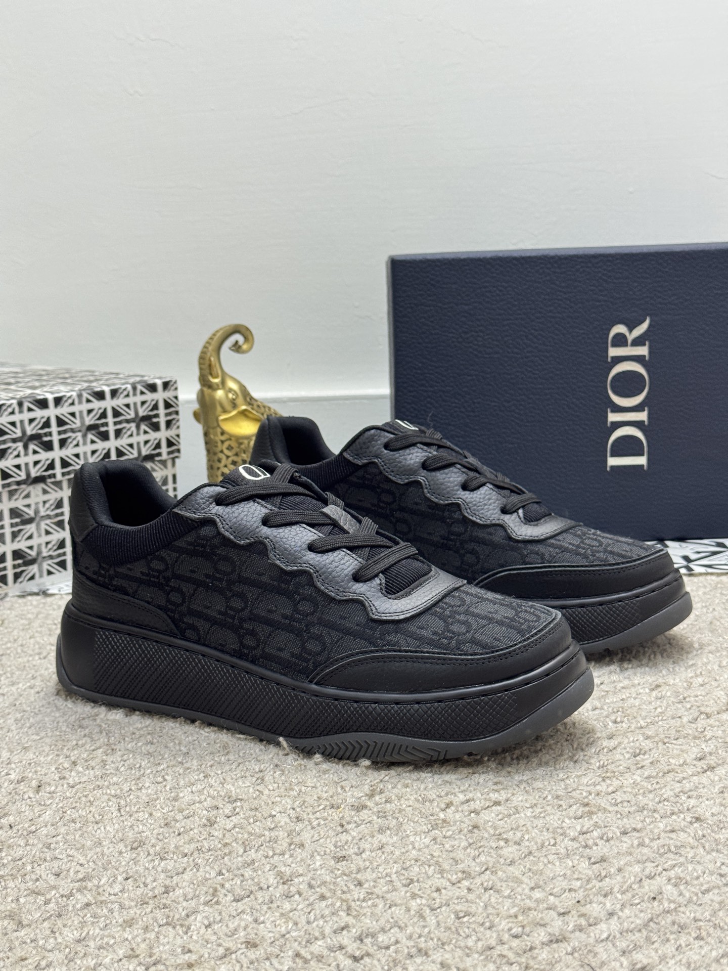 NO:354026,[Real Price] Top-grade original single Dior (Dior) low-top casual sneakers, carefully made of top layer cowhide with canvas, comfortable and breathable ~ rubber sole, enhance style. Fashionable and versatile, can add luster to various shapes. Create a unique dynamic and modern exquisite design. This shoe is the collection of Dior, showing modern and elegant style. Size38-44 (45 Customization, dior, dior, sneakers, cowhide19860909【实价】顶级原单Dior(迪奥 )低帮休闲运动鞋,采用头层牛皮精心制作搭配帆布,舒适透气~橡胶鞋底、提升格调.时尚百搭,可为各式造型增光添彩.塑造独具动感活力与摩登气息的精致设计,这款鞋履为迪奥的典藏传承,尽显现代优雅格调. Size38-44（ 45定制,,dior,dior,sneakers,cowhide,Men's shoes