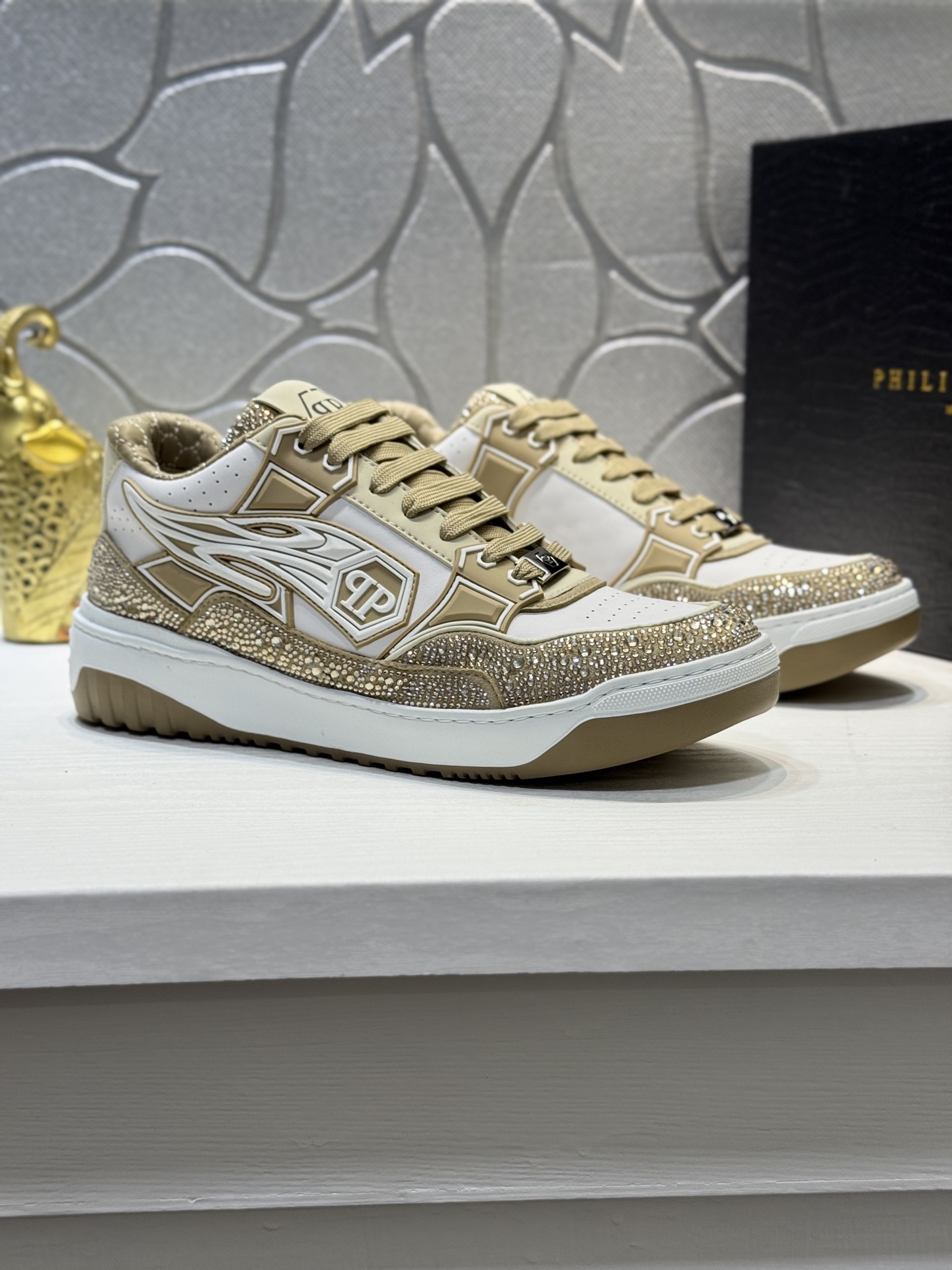 NO:604651,[Real price] PHILIPP PLEIN, a German trendy men's low-cut sneaker, with a polished cowhide design, an upper made of rhinestoned cowhide, a mesh lining, and a full-diamond design. It looks good and goes well with you. TPU ultra-light outsole makes your feet feel comfortable!  Multiple colors available, Size 39-45 (customized at 38.46, PHILIPP PLEIN, cowhide19860909【实价】PHILIPP PLEIN-菲利普普莱茵,德国潮牌男士低帮板鞋,烫钻牛皮亮面设计,鞋面牛皮烫钻打造,网布内里,满钻设计.好看好搭.TPU超轻大底,脚感舒适！多色可选,Size39-45（38.46定做,,PHILIPP PLEIN,cowhide,Men's shoes