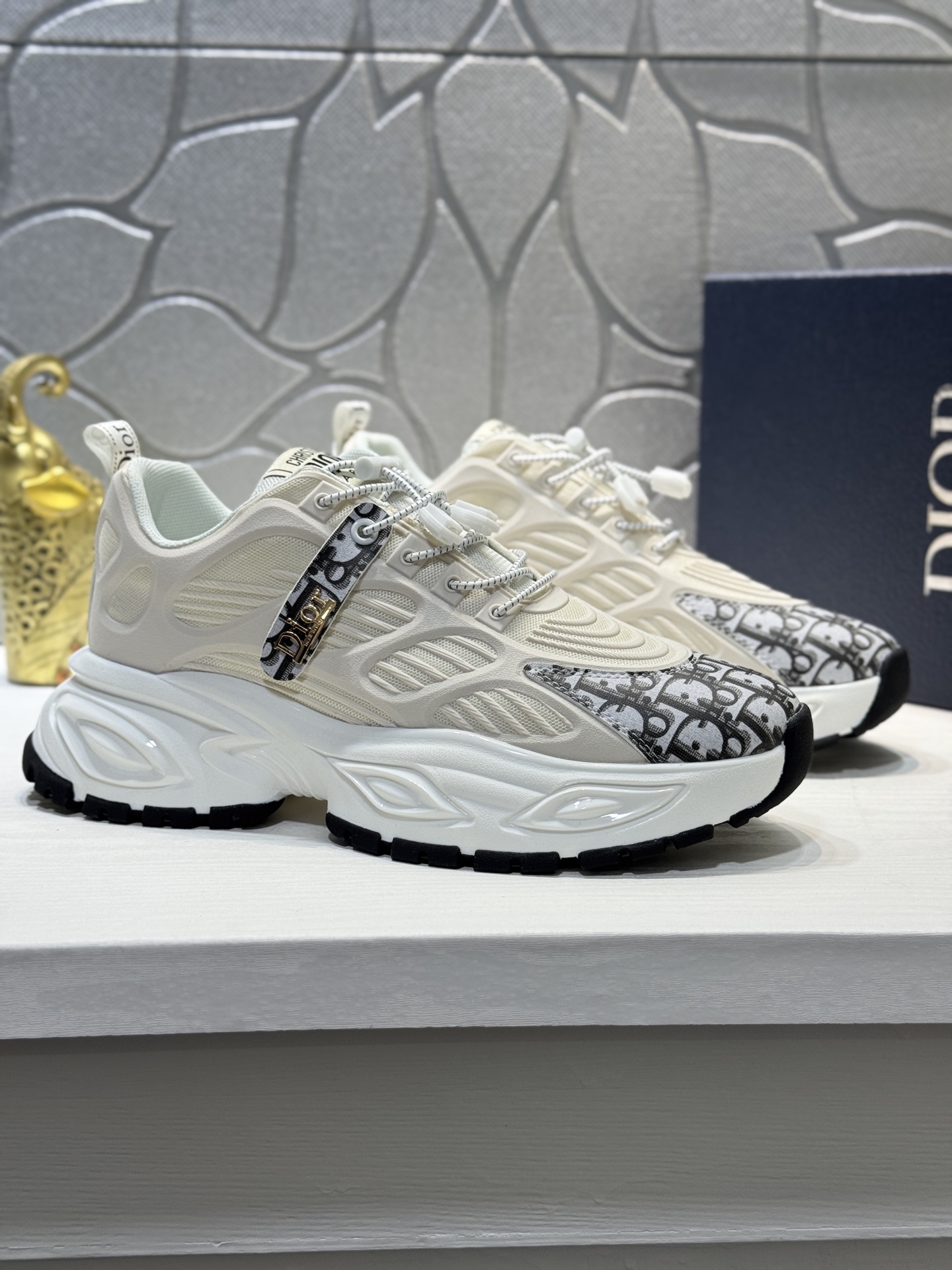 NO:357575,[Real price] Original single-quality (Dio) sneakers latest casual and fashionable men's shoes, the style is simple and atmospheric, exclusive to trendy men. The unique official website new and most brand element version original decoration, imported cowhide splicing and classic fabric, accessories are fashionable and generous, foaming TPU wear-resistant and height-enhancing large sole, light and comfortable. Size38-44 (45 customization, dior, sneakers, cowhide19860909【实价】原单品质（迪奥）运动鞋最新款休闲时尚男鞋爆款版型简洁大气 潮男专属.独有的官网新最品牌元素版原装饰,进口牛皮拼接搭经典面料,配饰尚时又大方,发泡TPU耐磨增高大底,轻便舒适.Size38-44（45定制,,dior,sneakers,cowhide,Men's shoes