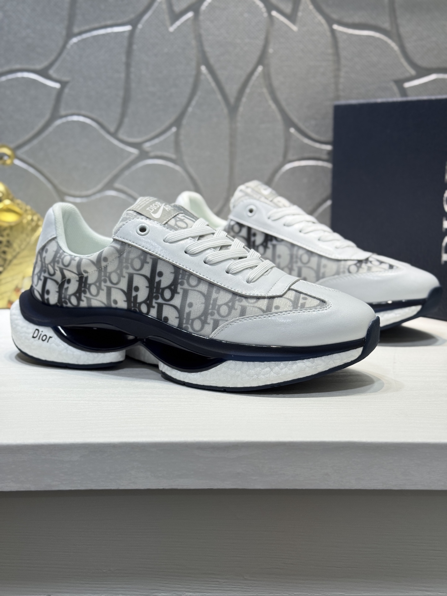 NO:357585,[Real price] Original single-quality (Dio) sneakers latest casual and fashionable men's shoes, the hot style is simple and atmospheric, exclusive to trendy men. The unique official website new and most brand element version original decoration, imported cowhide splicing and classic fabric, accessories are fashionable and generous, foamed TPU wear-resistant ** sole, light and comfortable. Size38-44 (45 customization, dior, sneakers, cowhide19860909【实价】原单品质（迪奥）运动鞋最新款休闲时尚男鞋爆款版型简洁大气 潮男专属.独有的官网新最品牌元素版原装饰,进口牛皮拼接搭经典面料,配饰尚时又大方,发泡TPU耐磨**大底,轻便舒适.Size38-44（45定制,,dior,sneakers,cowhide,Men's shoes