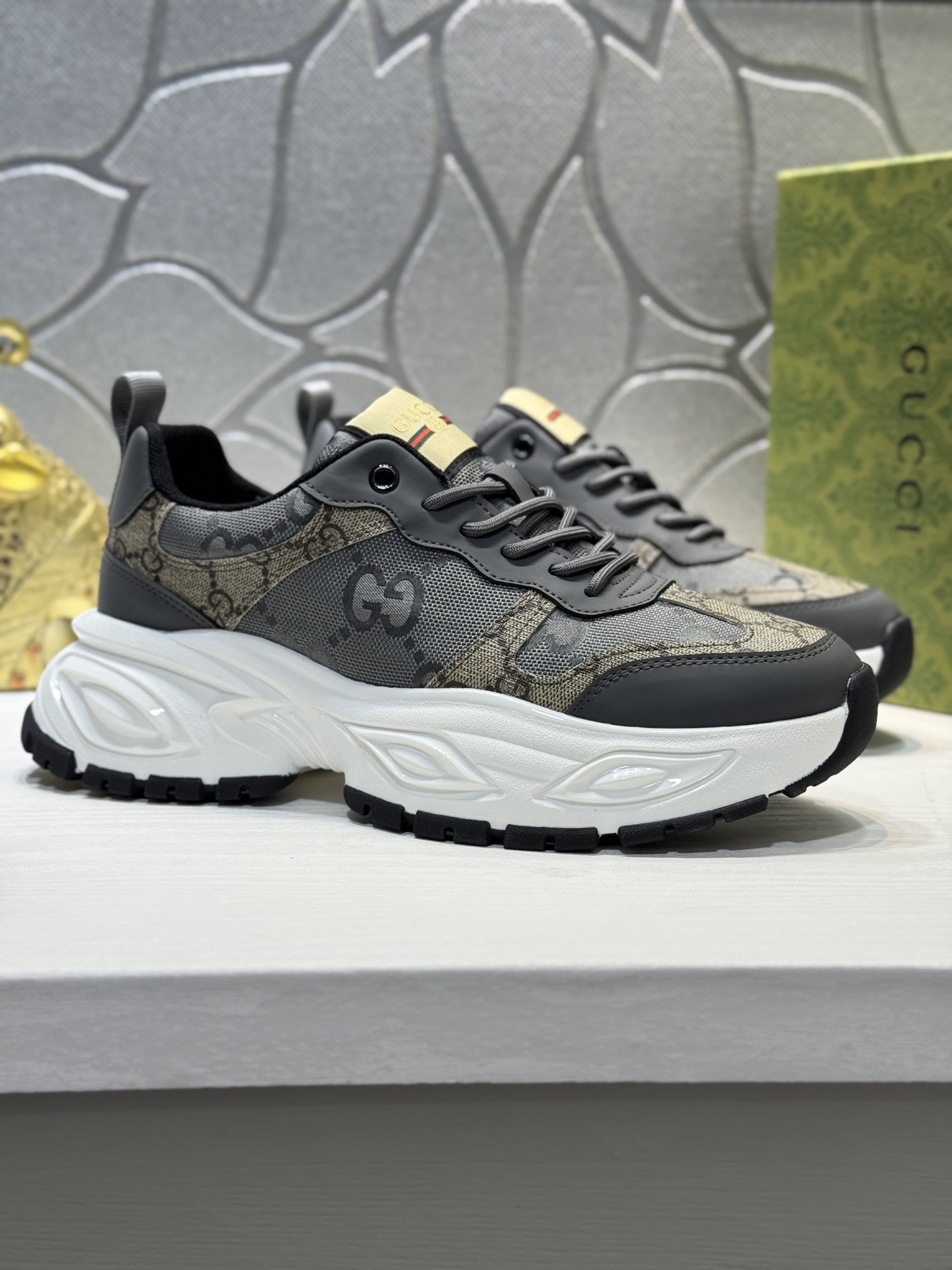 NO:357592,[Real price] Original order quality - Guqi!  The official website is the first to release the world. The upper is made of cowhide spliced ​​canvas, making walking more convenient and comfortable!  Exclusive new amazing work, with 11 replicas of quality compared to beauty [color]!  Create a fashionable personality to set off your uniqueness!  A must-have for trendy men! Classic Size38-44 (45 custom made, cowhide19860909【实价】原单品质-古奇！官网全球首发 鞋面采用牛皮拼接帆布,让行走更加便捷舒适！独家新款惊世之作,质量相比美的11复刻[色]！打造时尚个性衬托你的与众不同！潮男必备!经典Size38-44（45定做,,cowhide,Men's shoes