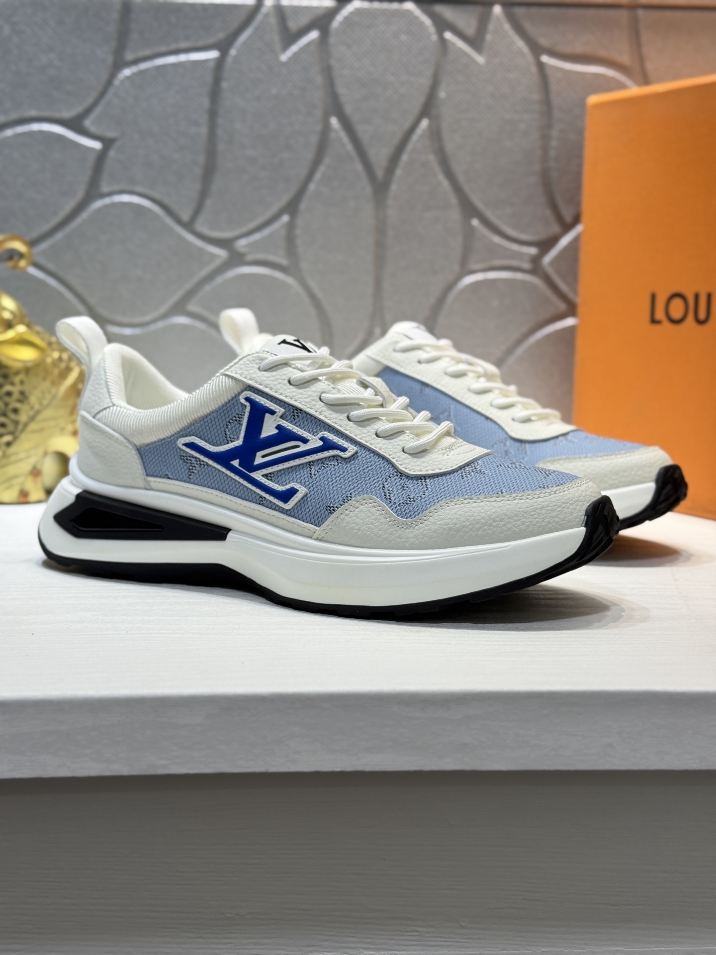 NO:357503,【Real Price】 Louis Vuitton is fashionable and low-key men's casual shoes, cowhide laser punching on the upper, comfortable and breathable, mesh lining, original rubber outsole, multi-color selection ~ a must-have for handsome men. Size38-44 (45 custom made, louis vuitton, cowhide19860909【实价】路易威登 潮流时尚不失低调男士休闲鞋,鞋面牛皮激光冲孔,舒适透气,网布内里,原版橡胶大底,多色可选~型男必备. Size38-44（ 45定做,,louis vuitton,cowhide,Men's shoes