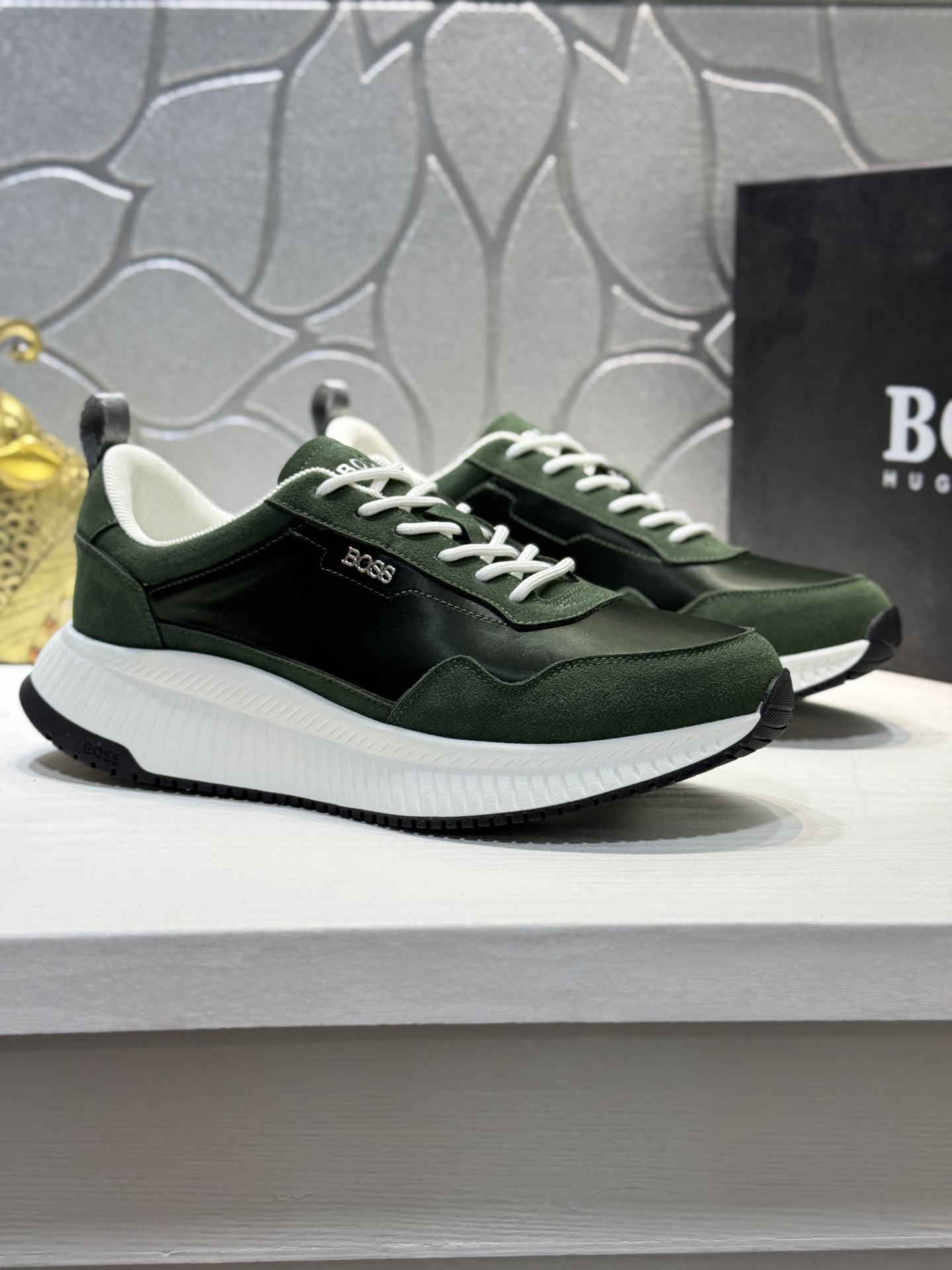 NO:357526,[Real Price] [BOSS] Sports men's shoes have become the never-ending fashion darling with classic designs, and are classic casual styles. They use cowhide and mesh inner lining brand exclusive sole, rubber wear-resistant ultra-light sole, lightweight, the overall design is harmonious and unified without lacking personality. You deserve it!  Size38-44 (45 customization, cowhide19860909【实价】【BOSS】运动男鞋,以经典的设计成为永不落幕的时尚宠儿,经典的休闲造型.采用牛皮,网布内里品牌专用大底,橡胶耐磨超轻大底,轻便,整体设计和谐统一又不缺乏个性 你值得拥有！Size38-44（45定制,,cowhide,Men's shoes