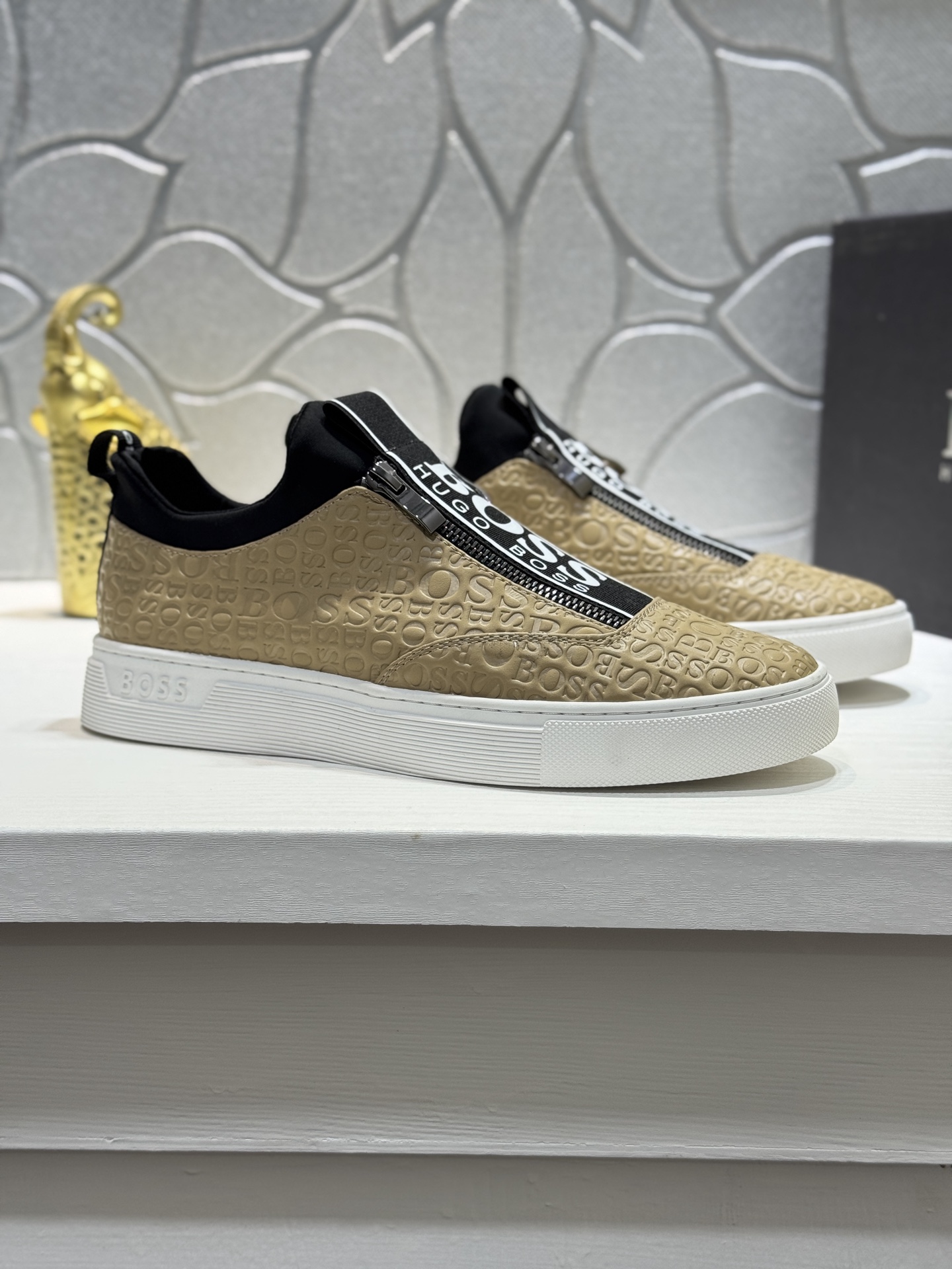 NO:358314,[Real Price] Men's Boutique [BOSS] Casual men's shoes, with classic one-step design, have become the never-ending fashion darling, and the classic casual style. They are embossed with cowhide, zippered on both sides, and exclusive sole for the inner sheep brand, rubber wear-resistant ultra-light sole, lightweight, the overall design is harmonious and unified without lacking in personality. You deserve it!  Size38-44 (45 customization, cowhide19860909【实价】男士精品【BOSS】休闲男鞋,以经典的一脚蹬设计,成为永不落幕的时尚宠儿,经典的休闲造型.采用牛皮压纹,两边拉链设计,内里羊里品牌专用大底,橡胶耐磨超轻大底,轻便,整体设计和谐统一又不缺乏个性 你值得拥有！Size38-44（45定制,,cowhide,Men's shoes