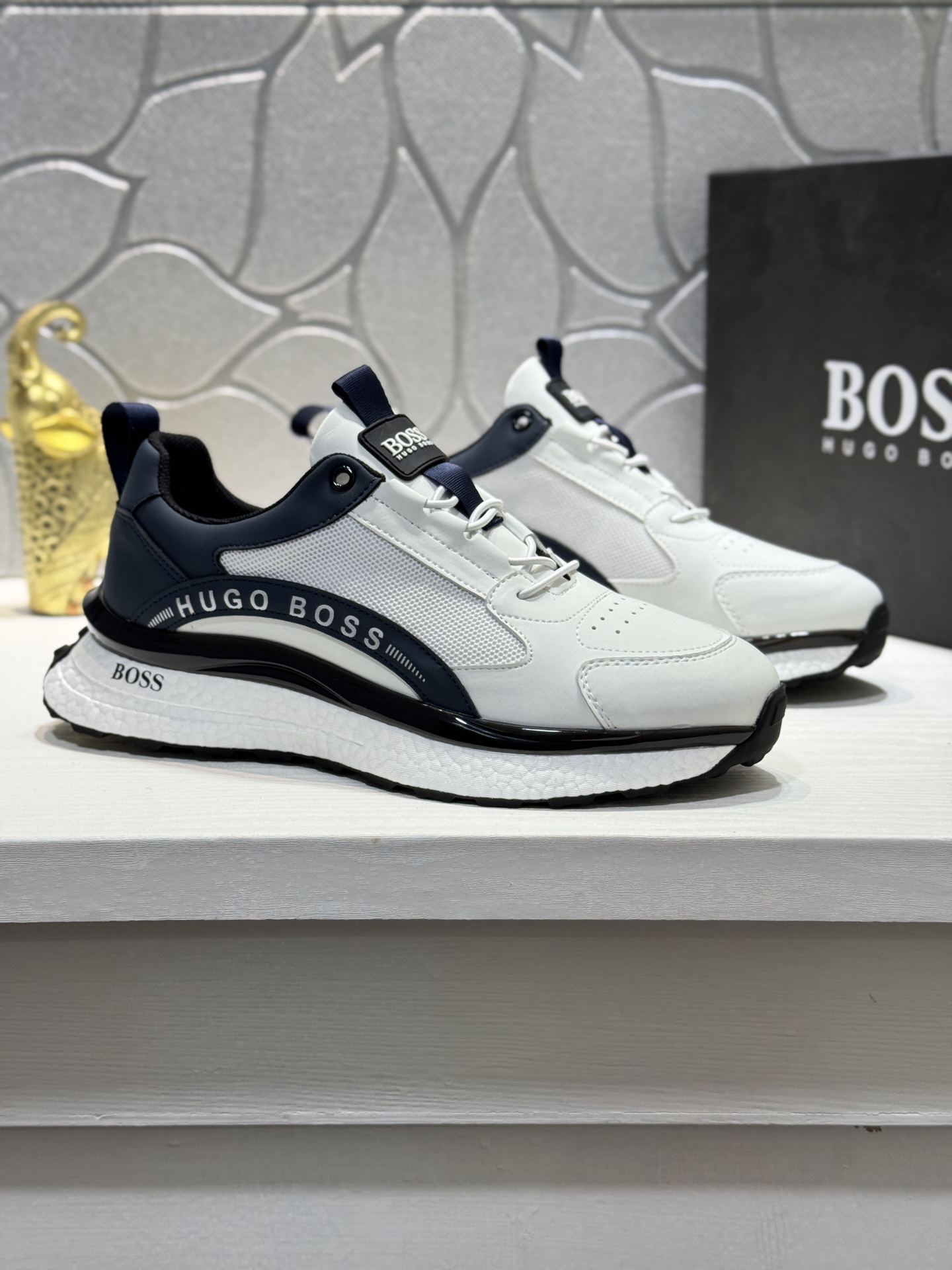 NO:358322,[Real Price] Men's Boutique [BOSS] Sports Men's Shoes, This model is the official classic model, 1:1 quality, made by famous original masters, using imported fabric craftsmanship, comfortable, breathable, perfect last, generous and fashionable design, attracting the pursuit of many consumers, suitable for drivers to drive, what they want is the highest quality in the market. Size38-44 (45 customization,19860909【实价】男士精品【BOSS】运动男鞋,本款是官方主打经典款,1:1质量,原厂名师制作,采用进口布料工艺舒适透气完美楦型,大方时尚的设计,吸引了众多消费者的追捧,适合司机驾车行驶,要的就是市场最高品质.Size38-44（45定制,,Men's shoes