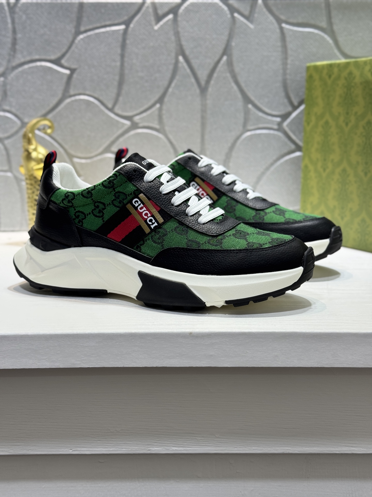 NO:344754,[Real price] Original order quality - Guqi!  The official website is first released globally. The latest new elements are thriving around the world. The official website is very popular. The latest casual shoes, original version, counter one-to-one plus brand, upper cowhide canvas made of anti-slip sole, breathable and comfortable speaking with quality. A large number of supplies are available in stock. Size38-44 (45 customization, cowhide19860909【实价】原单品质-古奇！官网全球首发 新款最新元素潮爆全球,官网火爆热卖,最新休闲鞋,原版版本,专柜一比一加品牌,鞋面牛皮拼接帆布制作防滑大底,透气舒适以质量说话 大量现货供应. Size38-44（45定制,,cowhide,Men's shoes