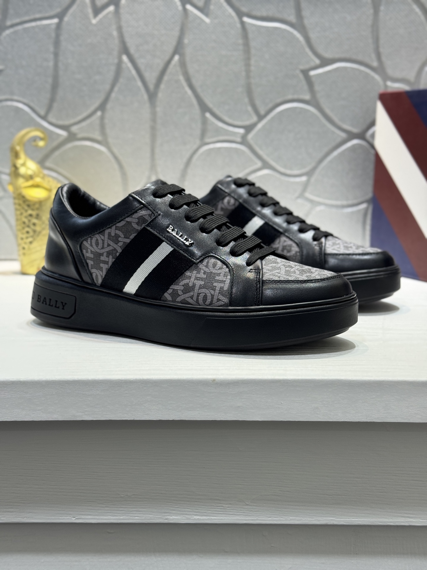 NO:345107,[Real Price] [Bali] Fashionable men's shoes are popular and are essential items for high-end and rich men. The counter is authentic and produces unique color schemes at the same time. The high-end imported high-end special brand is equipped with imported cowhide material uppers, genuine leather inner lining, the latest developed comfortable rubber outsole is simple, atmospheric, fashionable, versatile, and the versatile foot makes you pay attention to Size38-44 (45 custom made, ballly, cowhide19860909【实价】【巴利】时尚潮男鞋火爆上市高富帅必备单品,专柜正品同步出品独特配色,出品高端进口高档专用品牌配进口牛皮料鞋面,真皮内里,最新研制舒适橡胶大底简单,大气,时尚,百搭上脚让你万众瞩目Size38-44（45定做,,bally,cowhide,Men's shoes