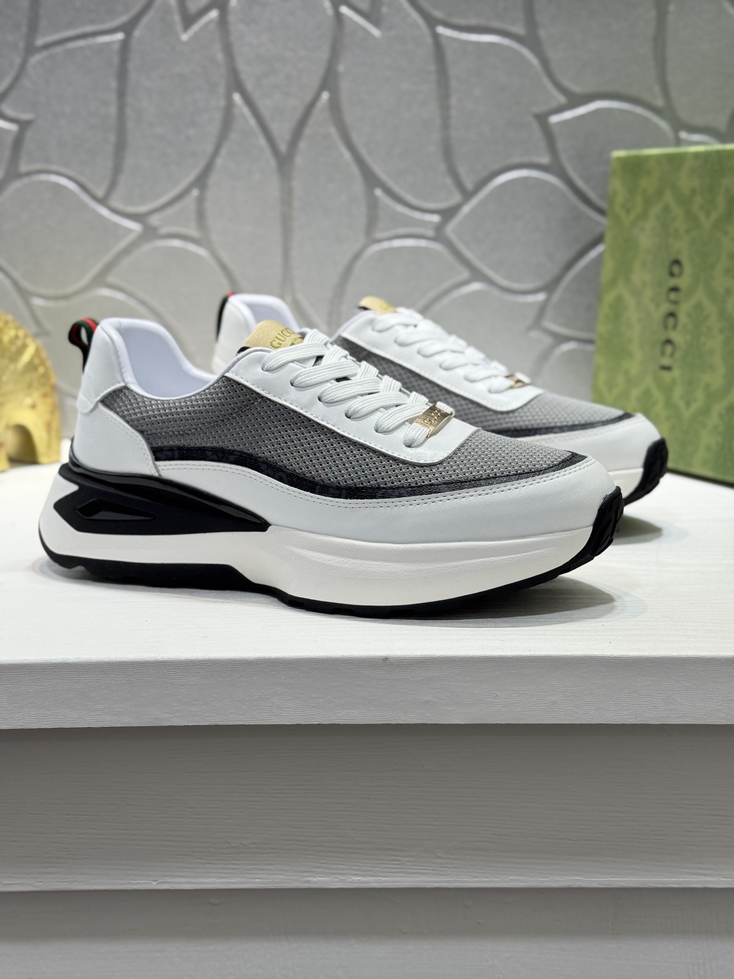 NO:351904,[Real price] Original single quality - Guqi G. The popular style of classic casual and fashionable men's shoes is simple and atmospheric, exclusive to trendy men. The latest brand elements of Guqi original decoration, fashionable and generous, original soft calfskin made of fabric, comfortable soft mesh lining, official website designated wear-resistant rubber sole_full of elasticity, counter classic style real photo shoot color multi-color optional Size38-44 (45 customization, cowhide19860909【实价】原单品质-古奇G 家经典休闲时尚男鞋爆款版型简洁大气,潮男专属.独有的官网最新品牌元素古奇原版装饰,时尚又大方,面料原版柔软小牛皮制作 舒适的柔软网布内里 官网指定耐磨橡胶大底_弹力十足,专柜经典款实物拍摄颜色多色可选Size38-44（45定制,,cowhide,Men's shoes