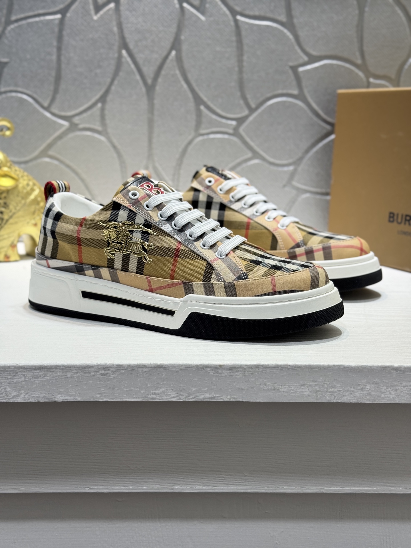 NO:350200,[Real Price] Original Single Quality - 2025 new Burberry Men's Classic Low-top Sneaker Shoes, renovated with Vintage retro plaid cotton and cowhide material, decorative and renewed brand logo. Sheepskin inner lining, wear-resistant and non-slip rubber outsole!  Size38-44 (45 customization, burberry, sneakers, cowhide, sheepskin19860909【实价】原单品质-2025新款巴宝莉家男士经典低帮运动鞋,以 Vintage 复古格纹棉搭配牛皮材质焕新演绎,装饰焕新的品牌徽标.羊皮内里,耐磨防滑橡胶大底！Size38-44（45定制,,burberry,sneakers,cowhide,sheepskin,Men's shoes