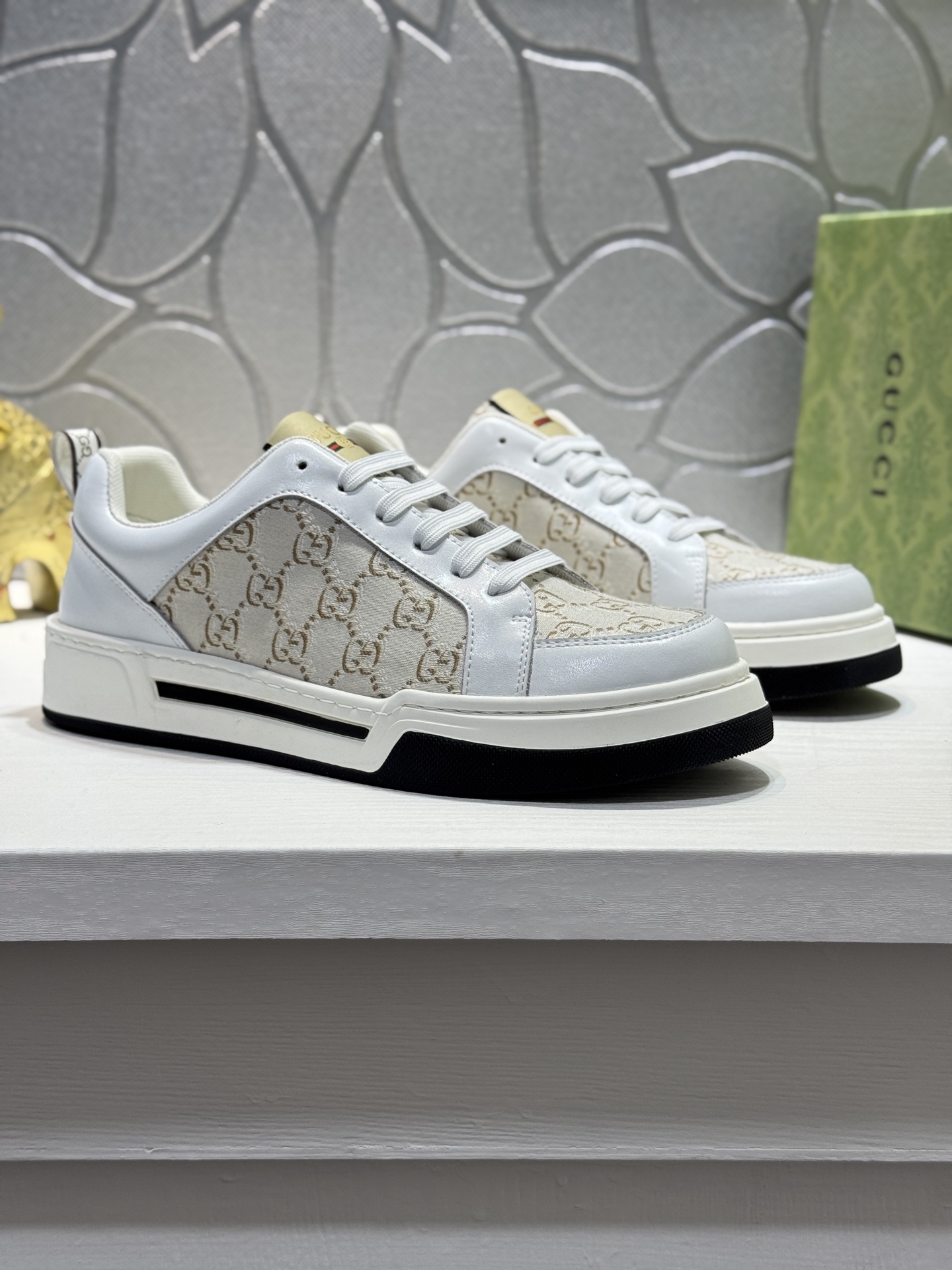 NO:350215,[Real Price] Original single quality - 2025 new Guqi-Home men's classic low-top sneakers, rejuvenated with Vintage retro plaid cotton and cowhide material, decorative and renewed brand logo. Sheepskin inner lining, wear-resistant and non-slip rubber outsole!  Size38-44 (45 customization, sneakers, cowhide, sheepskin19860909【实价】原单品质-2025新款古奇-家男士经典低帮运动鞋,以 Vintage 复古格纹棉搭配牛皮材质焕新演绎,装饰焕新的品牌徽标.羊皮内里,耐磨防滑橡胶大底！Size38-44（45定制,,sneakers,cowhide,sheepskin,Men's shoes