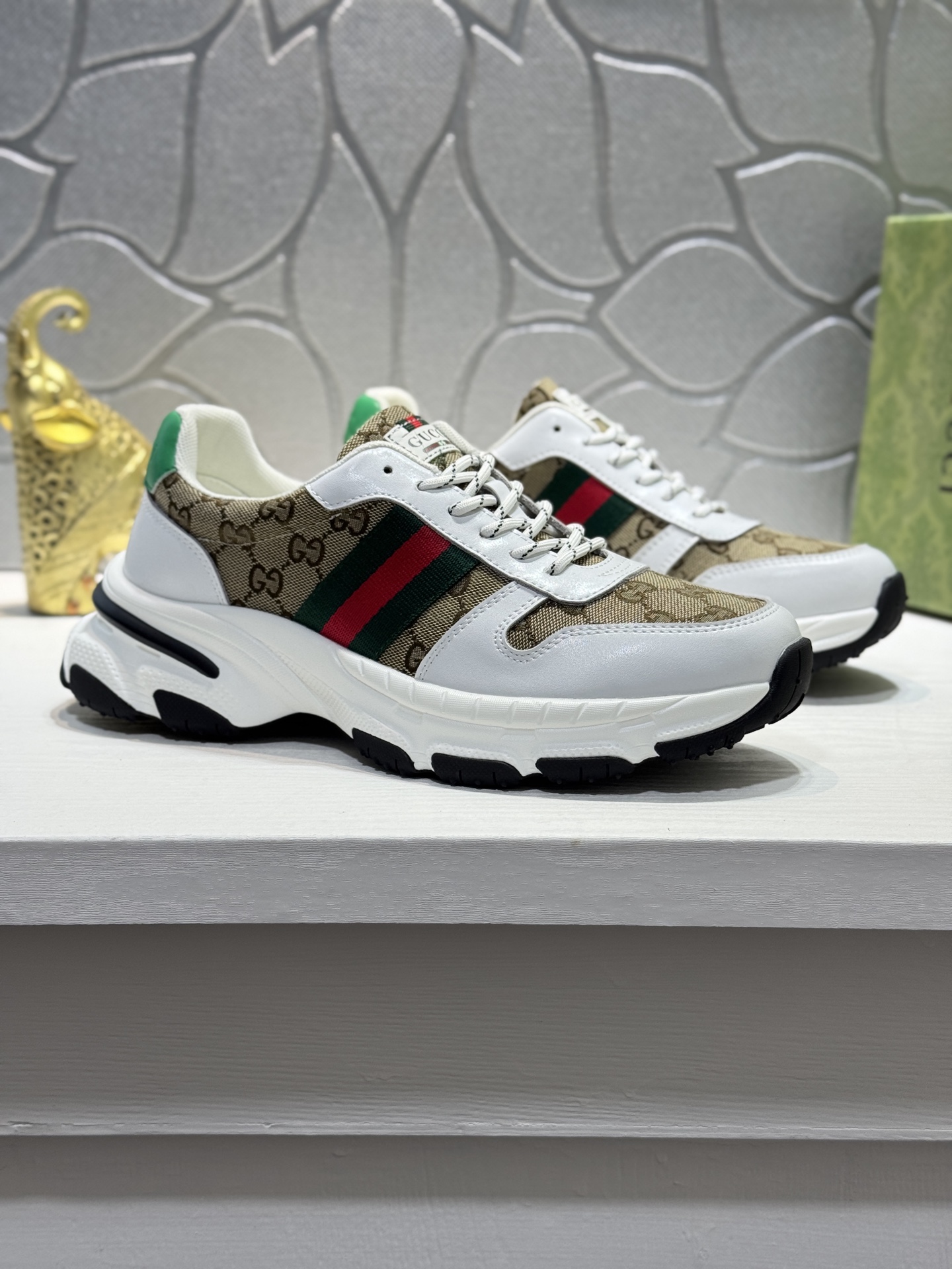 NO:350232,[Real Price] GUCC* - Guqi!  The official website is the first globally. The upper is made of Italian high-end cowhide and the top European ~ the breathable mesh lining makes walking more convenient and comfortable!  Exclusive new amazing work, beautiful 11 ​​replica [color] compared to the official quality!  Create a fashionable personality to set off your uniqueness!  A must-have for trendy men! Classic Size38-44 (45 customization, gucci, cowhide19860909【实价】GUCC*——古奇！官网全球首发 鞋面采用意大利高端牛皮,欧洲顶级~透气网布内里制作,让行走更加便捷舒适！独家新款惊世之作,与官方的质量相比美的11复刻[色]！打造时尚个性衬托你的与众不同！潮男必备!经典Size38-44（45定制,,gucci,cowhide,Men's shoes