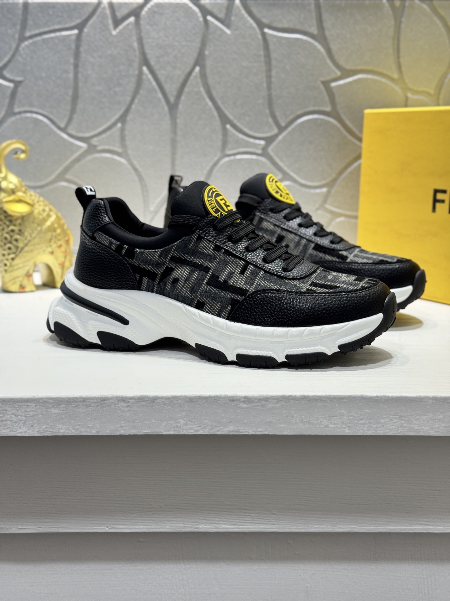 NO:350250,[Real price] Original order quality - Fendi!  Top purchasing agent, new style for men's counter, original configuration, imported cowhide splicing original fabric, original sole, original special supply of original sole, super comfortable, original order goods, high quality, three colors available, you can enter and exit the counter at will. Welcome to compare Size38-44 