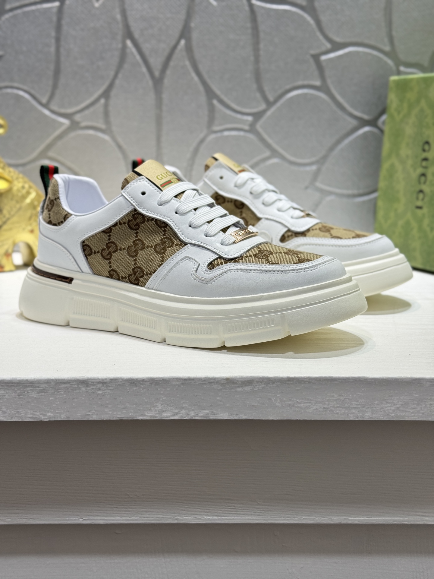 NO:350285,[Real price] Original single quality - Guqi G. The popular style of classic casual and fashionable men's shoes is simple and atmospheric, exclusive to trendy men. The latest brand elements of Guqi original decoration, fashionable and generous, original soft calfskin made of fabric, comfortable soft sheepskin inner. The official website designated wear-resistant rubber sole_full of elasticity, the counter classic style real photo shoot color multi-color can be selected Size38-44 (45 customization, cowhide, sheepskin19860909【实价】原单品质-古奇G 家经典休闲时尚男鞋爆款版型简洁大气,潮男专属.独有的官网最新品牌元素古奇原版装饰,时尚又大方,面料原版柔软小牛皮制作 舒适的柔软羊皮内里 官网指定耐磨橡胶大底_弹力十足,专柜经典款实物拍摄颜色多色可选Size38-44（45定制,,cowhide,sheepskin,Men's shoes