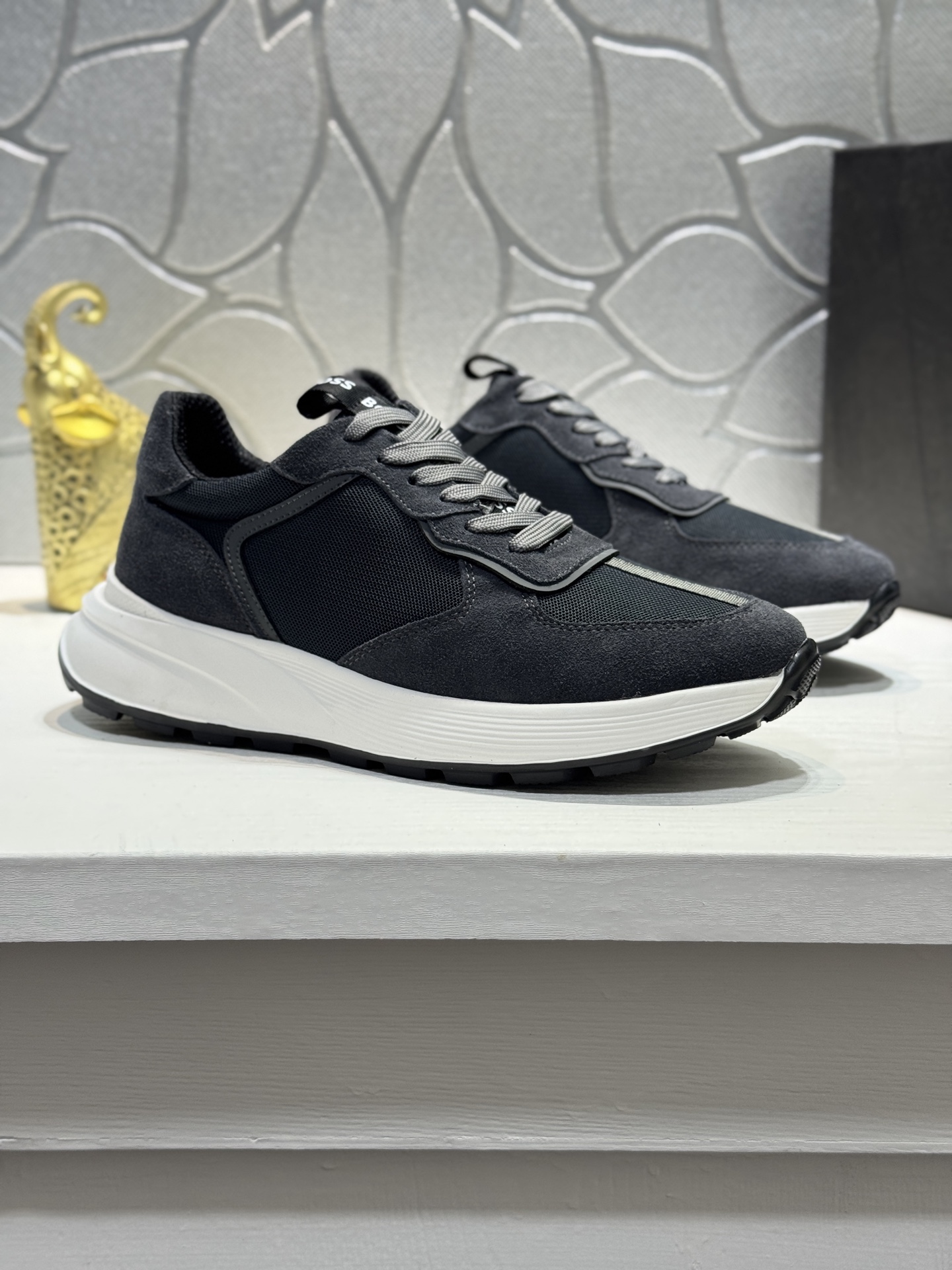 NO:353839,[Real Price] Men's Premium [BOSS] Sports Men's Shoes, This model is the official classic model, 1:1 quality, made by famous original masters, and uses cowhide splicing fabric to comfort and breathable mesh inner lining. Perfect last, generous and fashionable design has attracted the pursuit of many consumers. It is suitable for drivers to drive, and what you want is the highest quality in the market. Size38-44 (45 customization, cowhide19860909【实价】男士精品【BOSS】运动男鞋,本款是官方主打经典款,1:1质量,原厂名师制作,采用牛皮拼接布料舒适透气网布内里.完美楦型,大方时尚的设计,吸引了众多消费者的追捧,适合司机驾车行驶,要的就是市场最高品质.Size38-44（45定制,,cowhide,Men's shoes