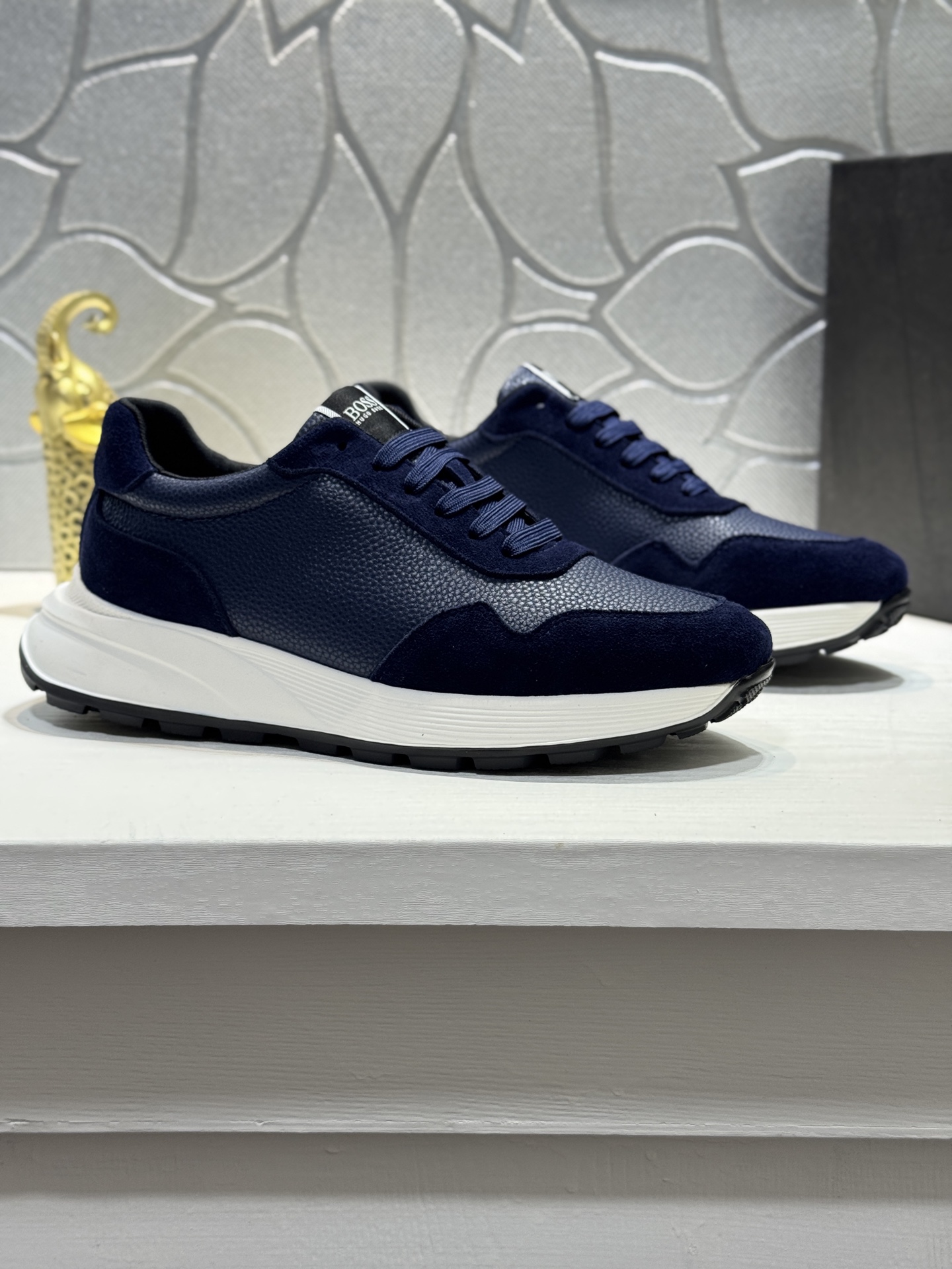 NO:353857,[Real Price] Men's Premium [BOSS] Sports Men's Shoes, This model is the official classic model, 1:1 quality, made by famous original masters, and is made of cowhide, comfortable and breathable mesh fabric inner lining. Perfect last, generous and fashionable design, attracts the pursuit of many consumers, suitable for drivers to drive, what they want is the highest quality in the market. Size38-44 (45 customization, cowhide19860909【实价】男士精品【BOSS】运动男鞋,本款是官方主打经典款,1:1质量,原厂名师制作,采用牛皮拼接舒适透气网布内里.完美楦型,大方时尚的设计,吸引了众多消费者的追捧,适合司机驾车行驶,要的就是市场最高品质.Size38-44（45定制,,cowhide,Men's shoes