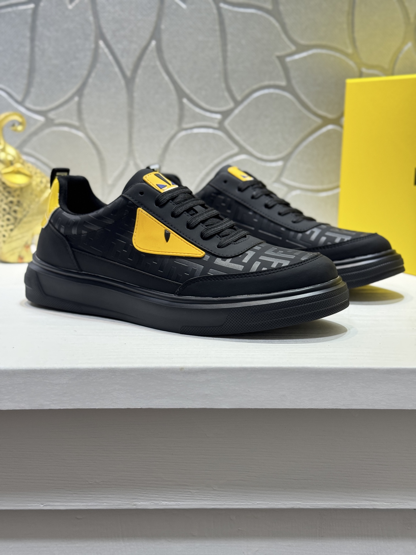 NO:353889,[Real price] Original order quality - Fendi!  Top purchasing agent, new style for men's counter, original configuration, imported cowhide splicing original fabric, original sole, original special supply of original sole, super comfortable, original order goods, high quality, 2 colors available, you can enter and exit the counter at will. Welcome to compare. Size38-44 