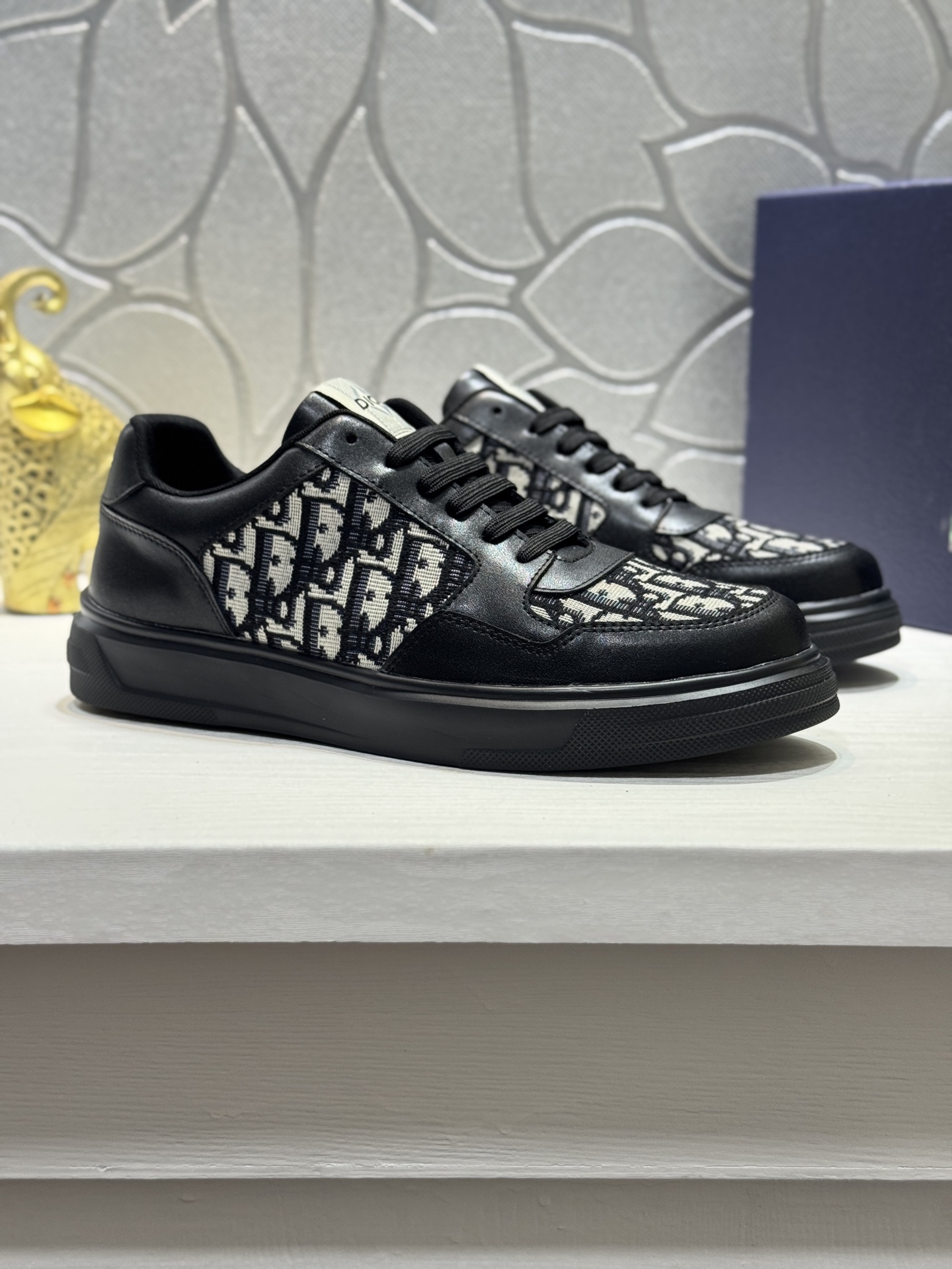 NO:353901,[Real price] Dior low-top casual shoes, carefully made of top cowhide with canvas, comfortable and breathable ~ rubber sole, enhance style. Fashionable and versatile, can add luster to various shapes. Create a unique dynamic and modern exquisite design. This shoe is the collection of Dior, showing modern and elegant style. Size38-44 (45 customization, dior, dior, cowhide19860909【实价】Dior(迪奥 )低帮休闲鞋,采用头层牛皮精心制作搭配帆布,舒适透气~橡胶鞋底、提升格调.时尚百搭,可为各式造型增光添彩.塑造独具动感活力与摩登气息的精致设计,这款鞋履为迪奥的典藏传承,尽显现代优雅格调. Size38-44（ 45定制,,dior,dior,cowhide,Men's shoes