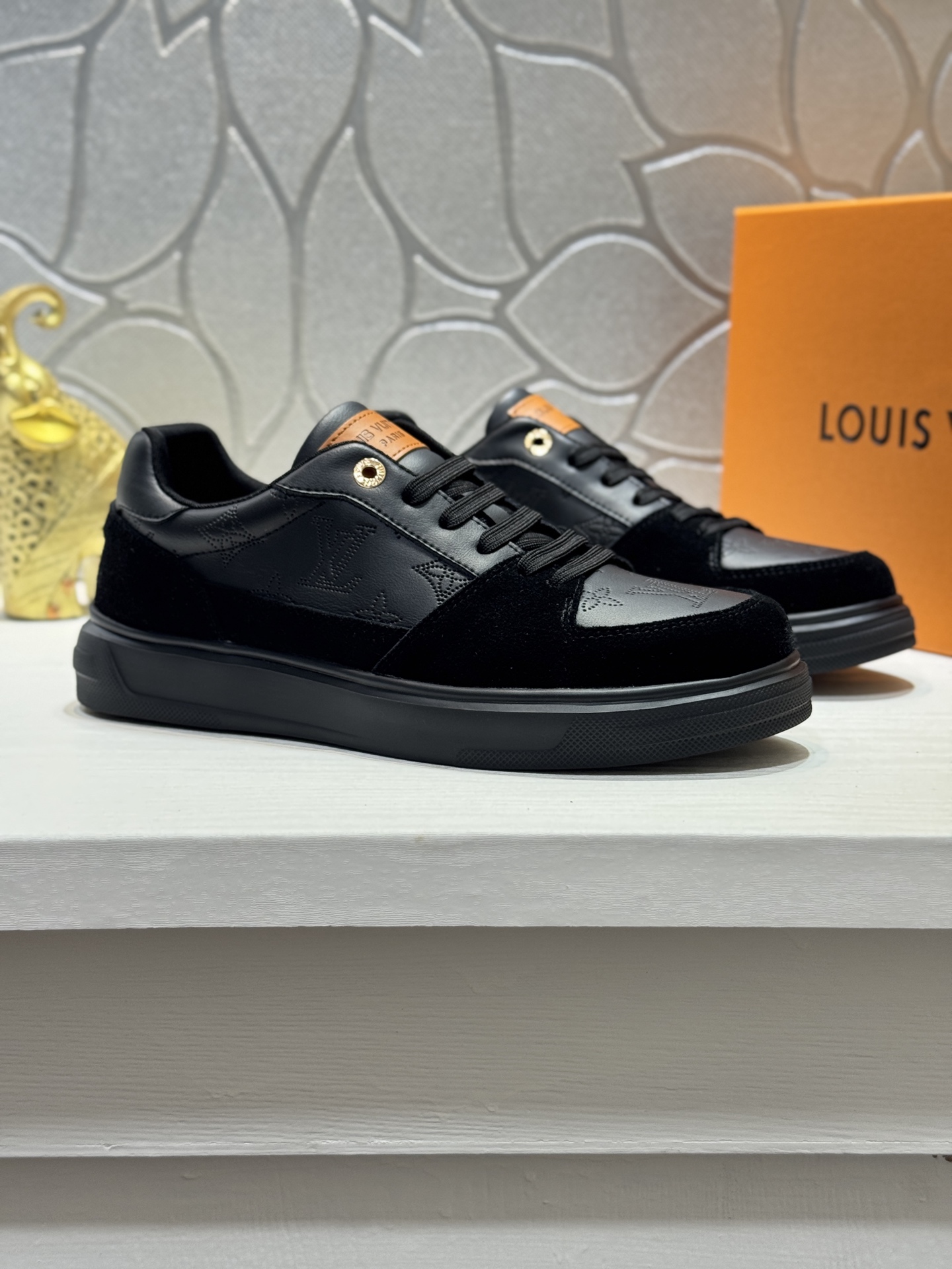 NO:353918,[Real price] Top original order - Louis Vuitton Fashionable and low-key men's casual shoes, upper LV cowhide embossed, comfortable and breathable, mesh lining, original rubber outsole, 2 colors available ~ must-have for handsome men. Size38-44 (45 custom made, louis vuitton, louis vuitton, cowhide19860909【实价】顶级原单-路易威登 潮流时尚不失低调男士休闲鞋,鞋面LV牛皮压花,舒适透气,网布内里,原版橡胶大底,2色可选~型男必备.Size38-44（ 45定做,,louis vuitton,louis vuitton,cowhide,Men's shoes
