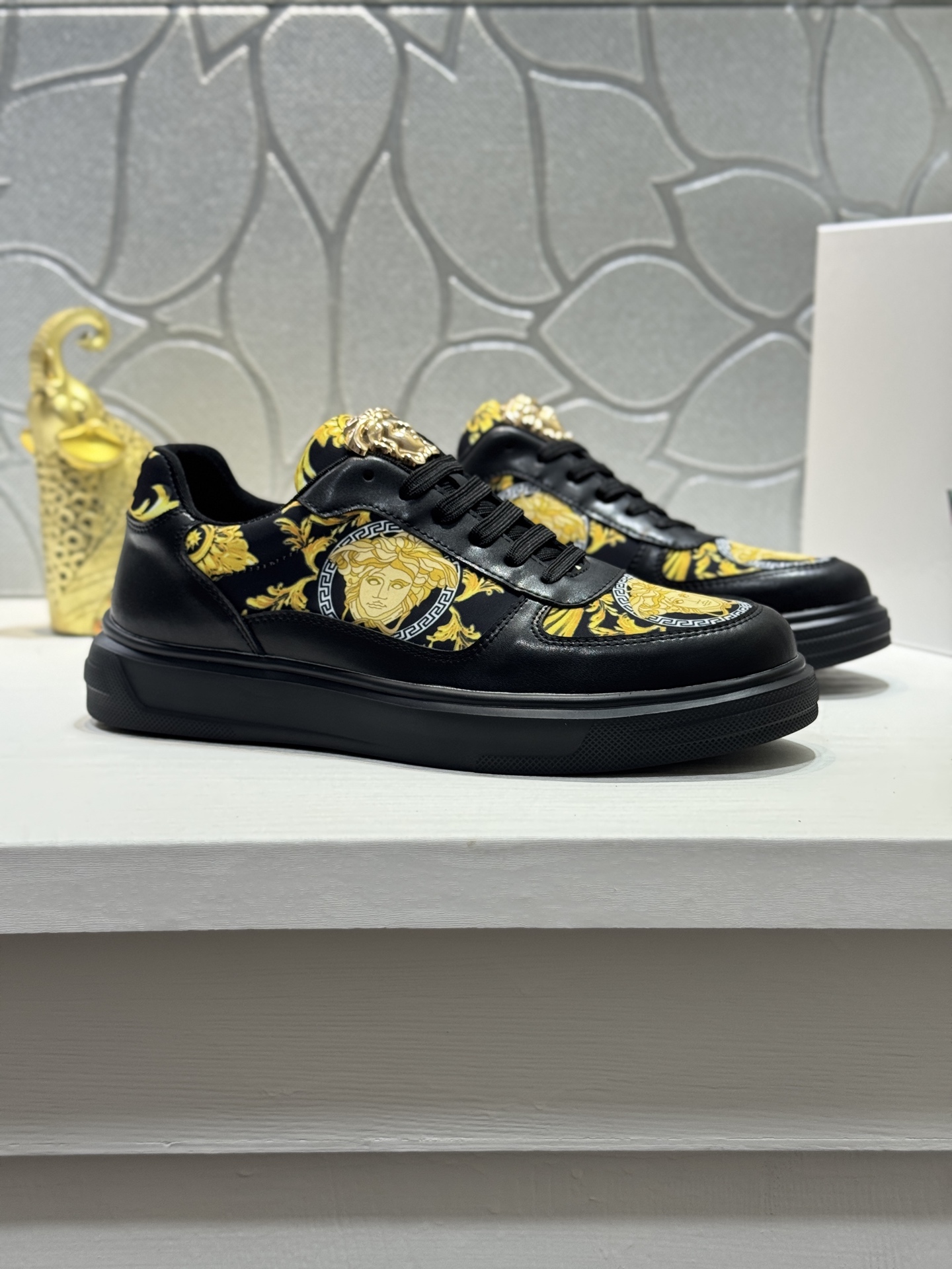 NO:353931,[Real price] Versace official website's latest casual and fashionable men's shoes are popular in simple and atmospheric, exclusive to trendy men. The latest brand elements are fashionable and generous, original cowhide material is made of comfortable mesh fabric inner wear-resistant casual sole, must-have Size38-44 (45 custom made, versace, cowhide19860909【实价】范思哲官网最新款休闲时尚男鞋爆款版型简洁大气 潮男专属.独有的官网最新品牌元素时尚又大方,原版牛皮材质制造舒适网布内里 耐磨休闲大底,型男必备Size38-44（45定做,,versace,cowhide,Men's shoes