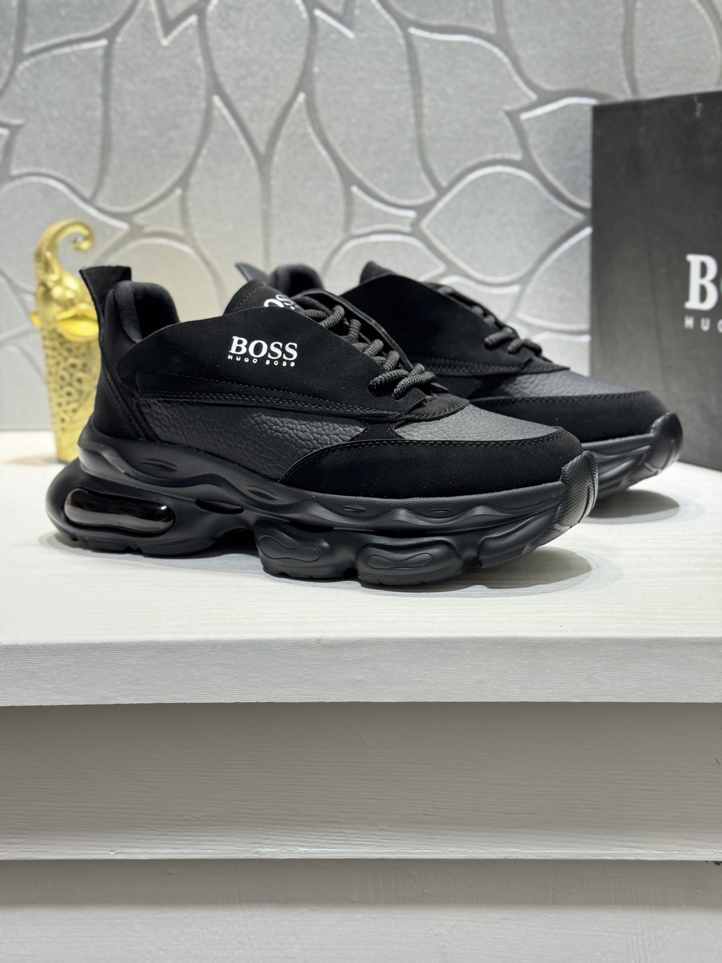 NO:353952,[Real Price] Boss dynamic men's thick-soled sneakers, elegant and low-key, yet light and energetic. Selected cowhide splicing!  Mesh lining, decorated with brand logo, avant-garde thick sole design. A fashionable item that is full of layering and technology, making people shine. Size: 38-44 (45 custom made, sneakers, cowhide19860909【实价】Boss动感男款厚底运动鞋,优雅低调而又蕴藏轻盈活力.精选牛皮拼接！网布内里,饰有品牌标识,前卫厚鞋底设计.层次感和科技感十足,让人眼前一亮的时尚单品.Size:38-44(45定做,,sneakers,cowhide,Men's shoes