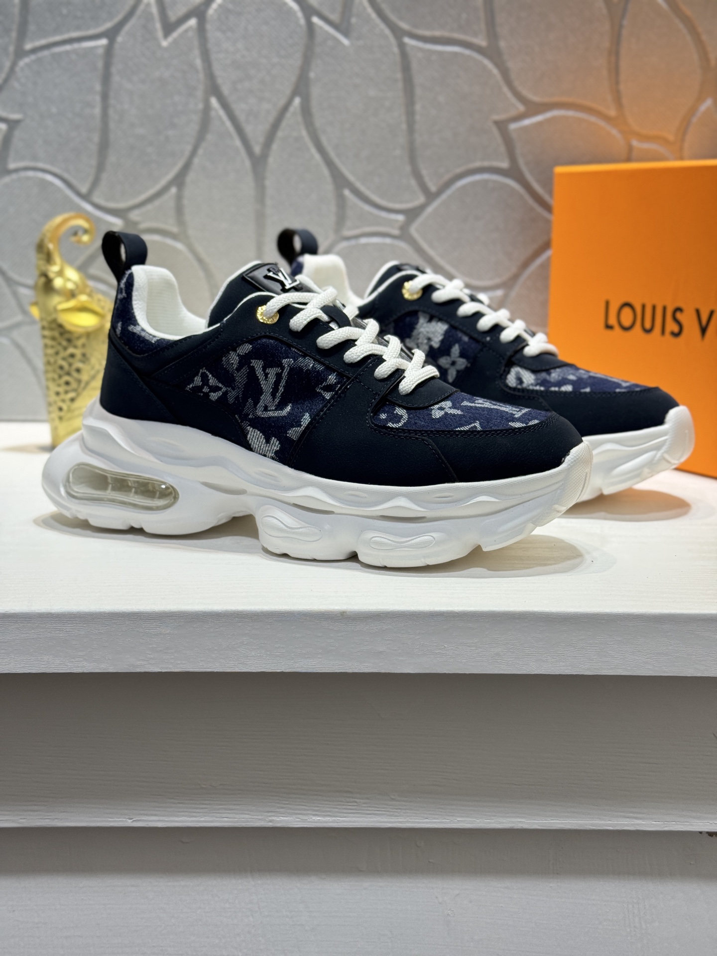 NO:354782,[Real Price] Lv Louis Vuitton ~ Dynamic men's thick-soled sneakers, elegant and low-key, yet light and energetic. Selected cowhide splicing!  Mesh lining, decorated with brand logo, avant-garde thick sole design. A sense of layering and technology, making people shine in fashion items. Size: 38-44 (45 custom made, louis vuitton, louis vuitton, sneakers, cowhide19860909【实价】Lv路易威登~动感男款厚底运动鞋,优雅低调而又蕴藏轻盈活力.精选牛皮拼接！网布内里,饰有品牌标识,前卫厚鞋底设计.层次感和科技感十足,让人眼前一亮的时尚单品.Size:38-44(45定做,,louis vuitton,louis vuitton,sneakers,cowhide,Men's shoes